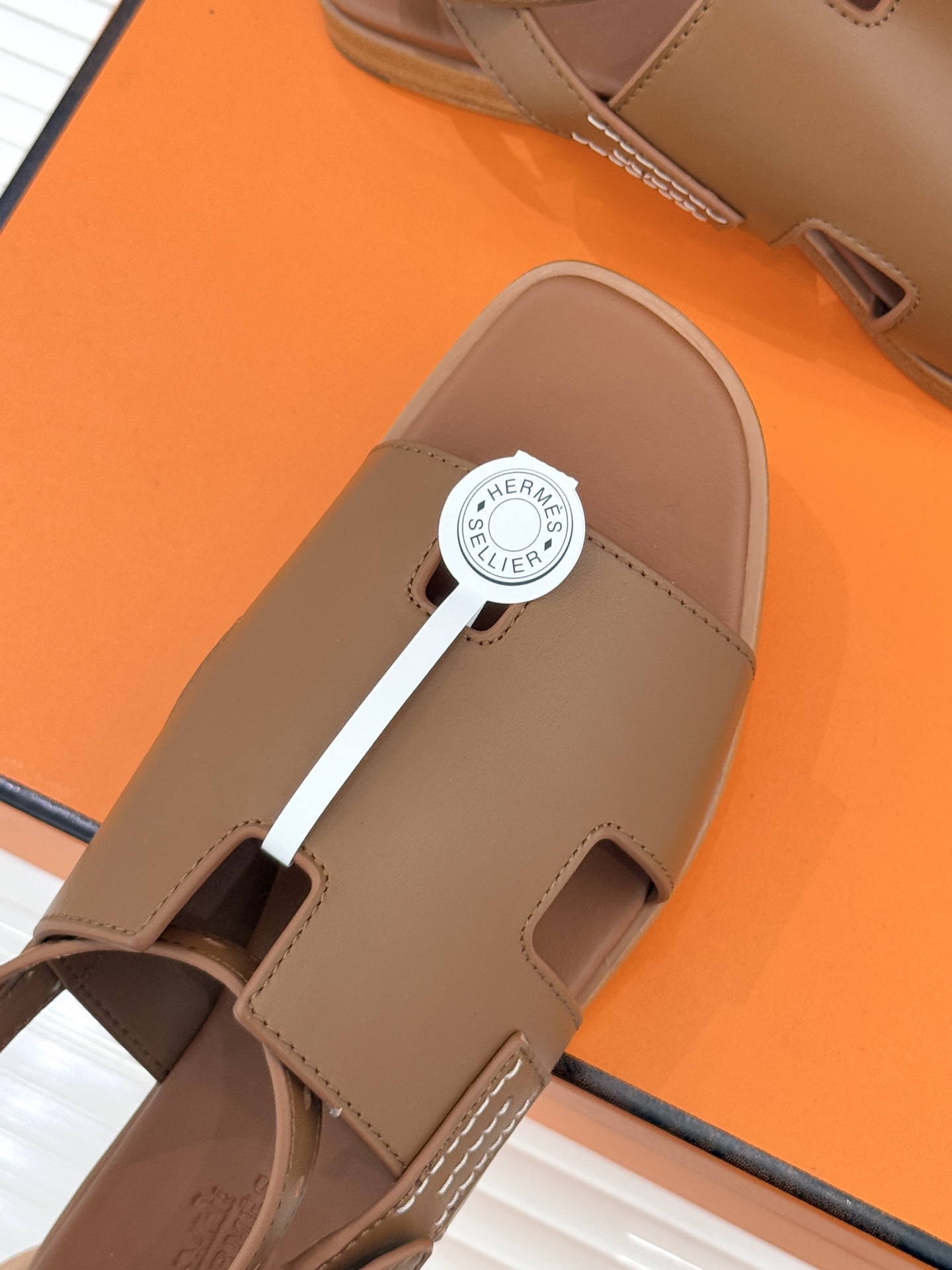 （配原版飞机盒）Hermès/爱马仕万年经典平底H拖鞋将简约美学与极致工艺完美融合。平底款式 回归舒适本