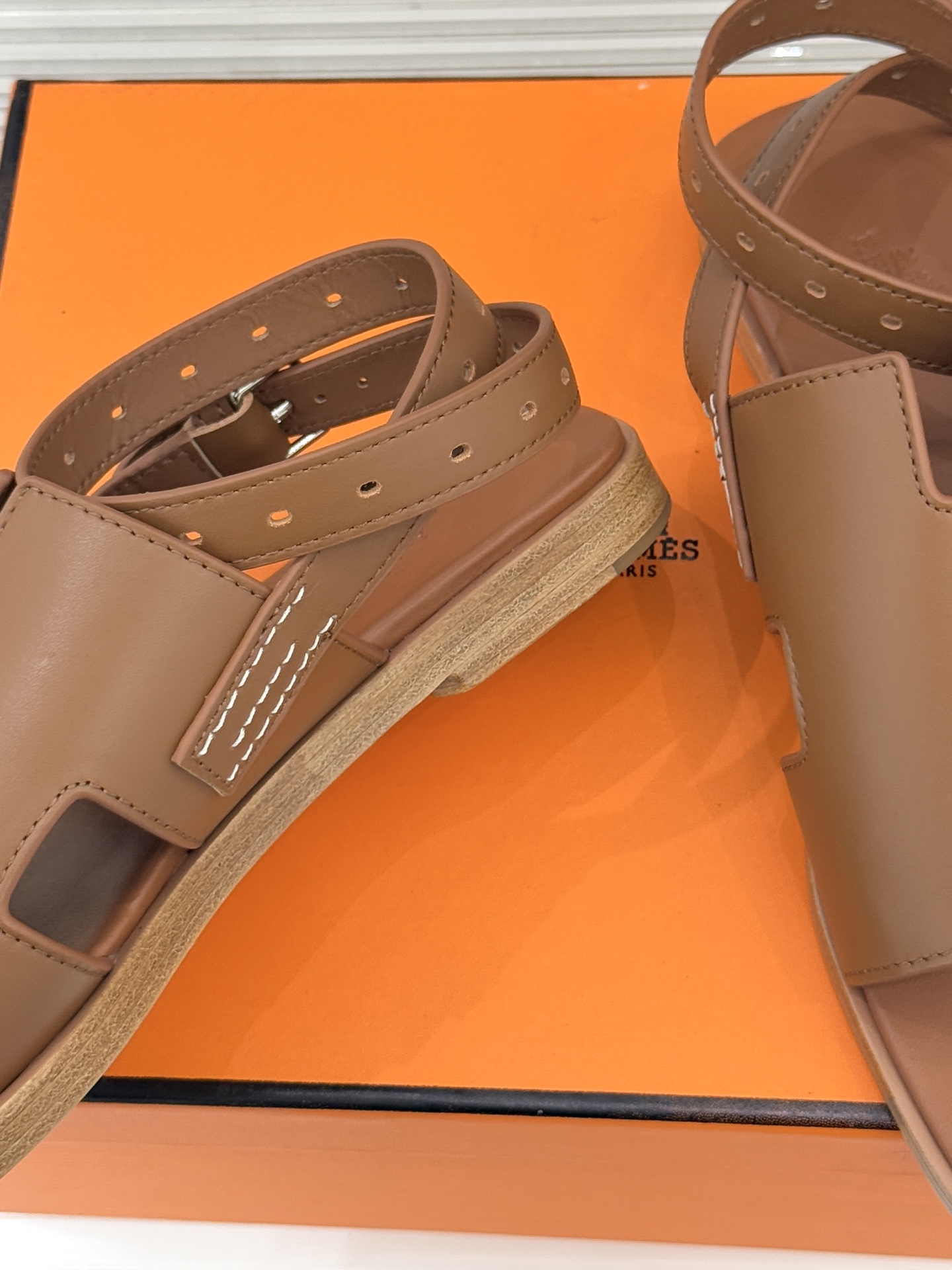 （配原版飞机盒）Hermès/爱马仕万年经典平底H拖鞋将简约美学与极致工艺完美融合。平底款式 回归舒适本