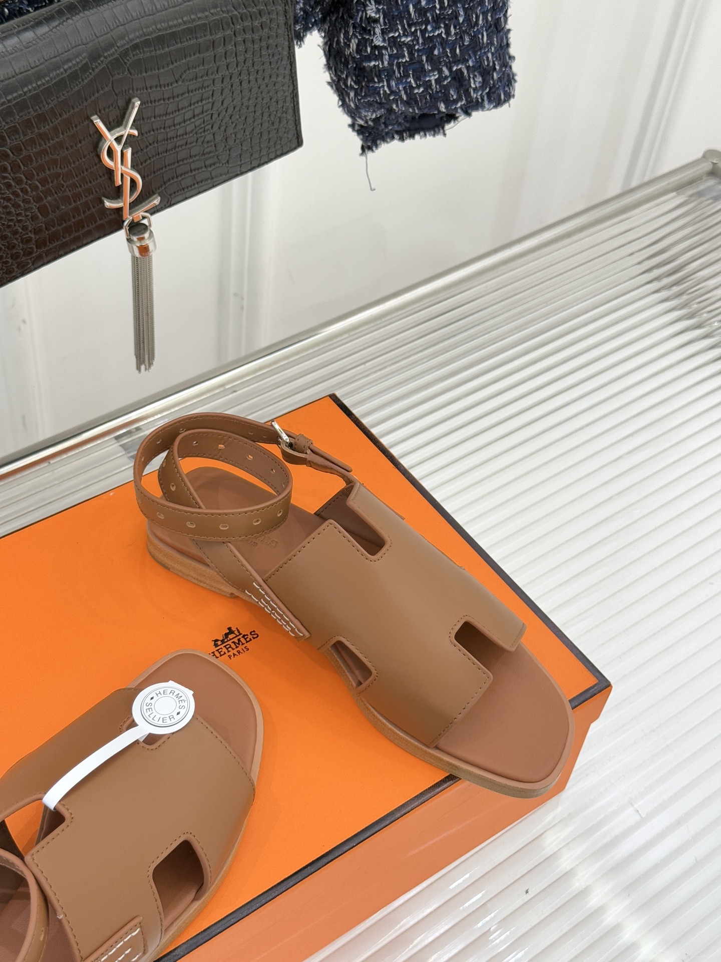 （配原版飞机盒）Hermès/爱马仕万年经典平底H拖鞋将简约美学与极致工艺完美融合。平底款式 回归舒适本