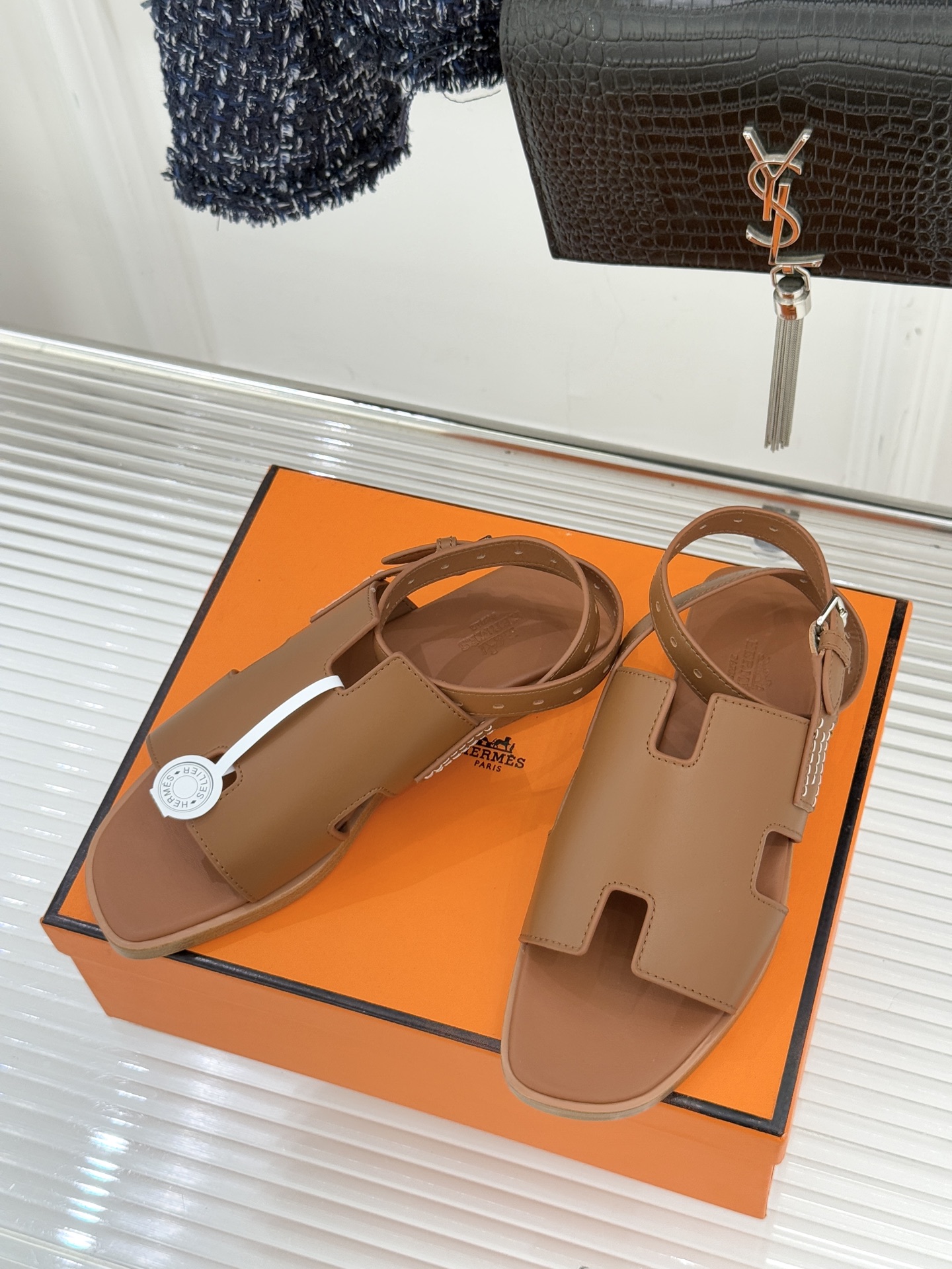 （配原版飞机盒）Hermès/爱马仕万年经典平底H拖鞋将简约美学与极致工艺完美融合。平底款式 回归舒适本