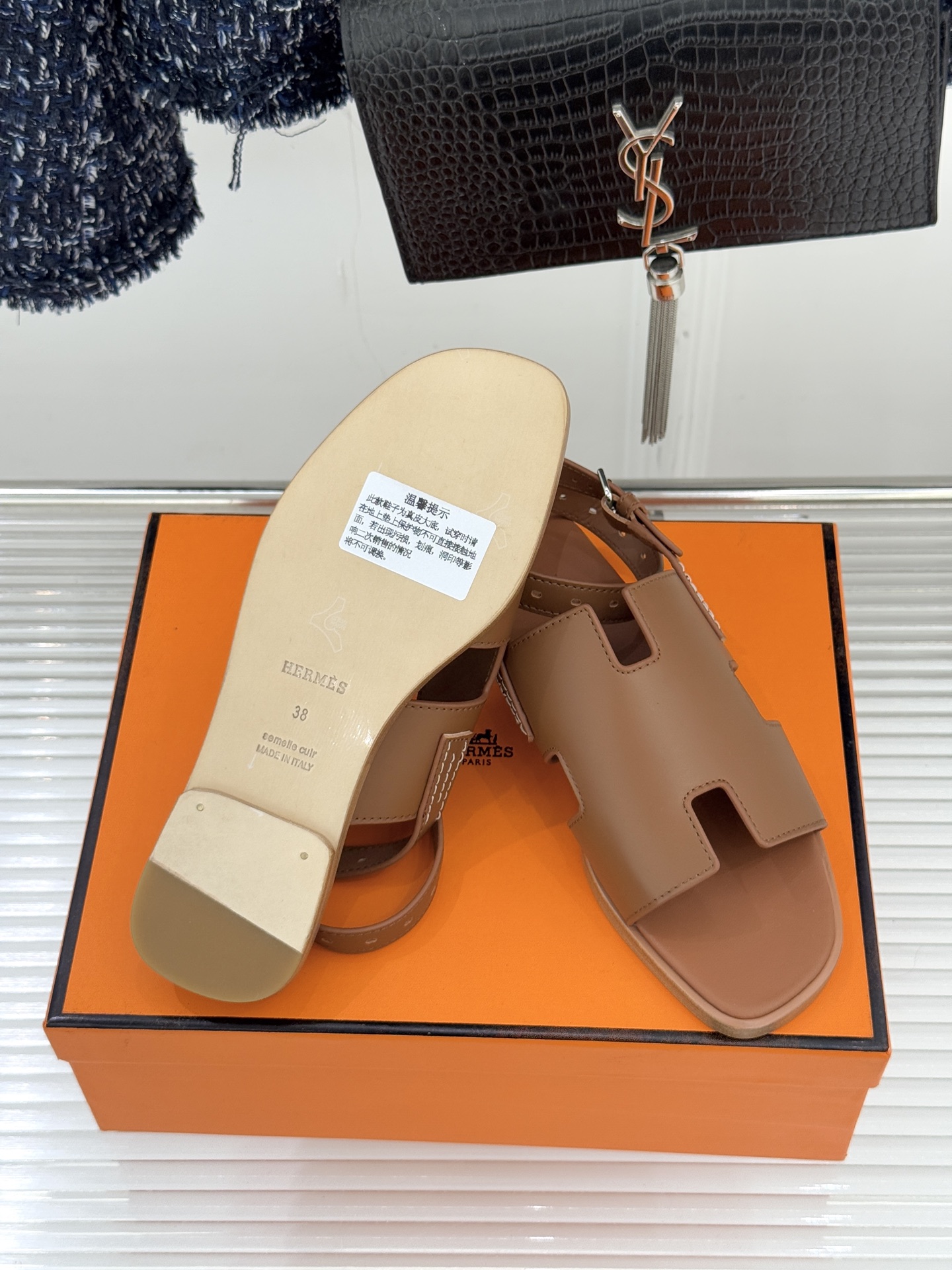 （配原版飞机盒）Hermès/爱马仕万年经典平底H拖鞋将简约美学与极致工艺完美融合。平底款式 回归舒适本