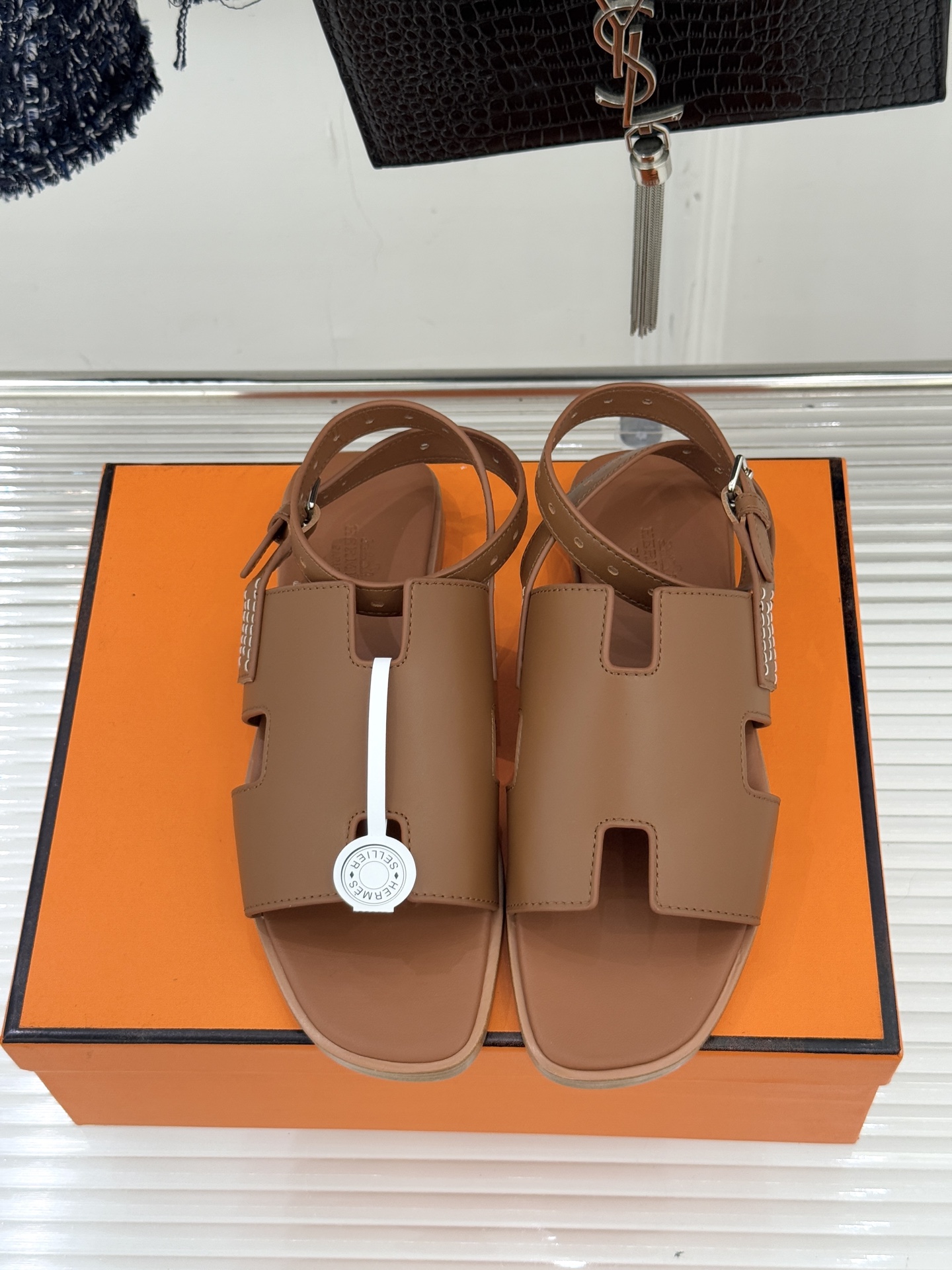 （配原版飞机盒）Hermès/爱马仕万年经典平底H拖鞋将简约美学与极致工艺完美融合。平底款式 回归舒适本