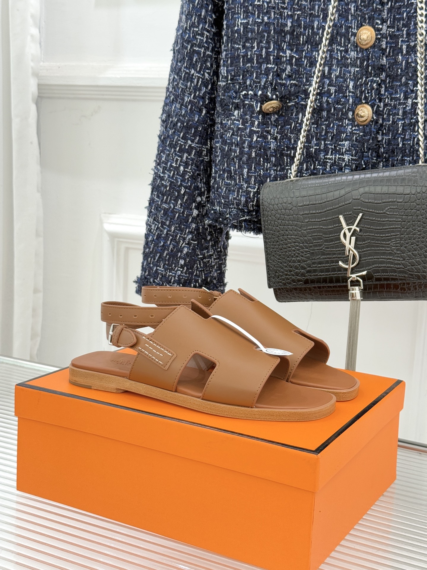 （配原版飞机盒）Hermès/爱马仕万年经典平底H拖鞋将简约美学与极致工艺完美融合。平底款式 回归舒适本