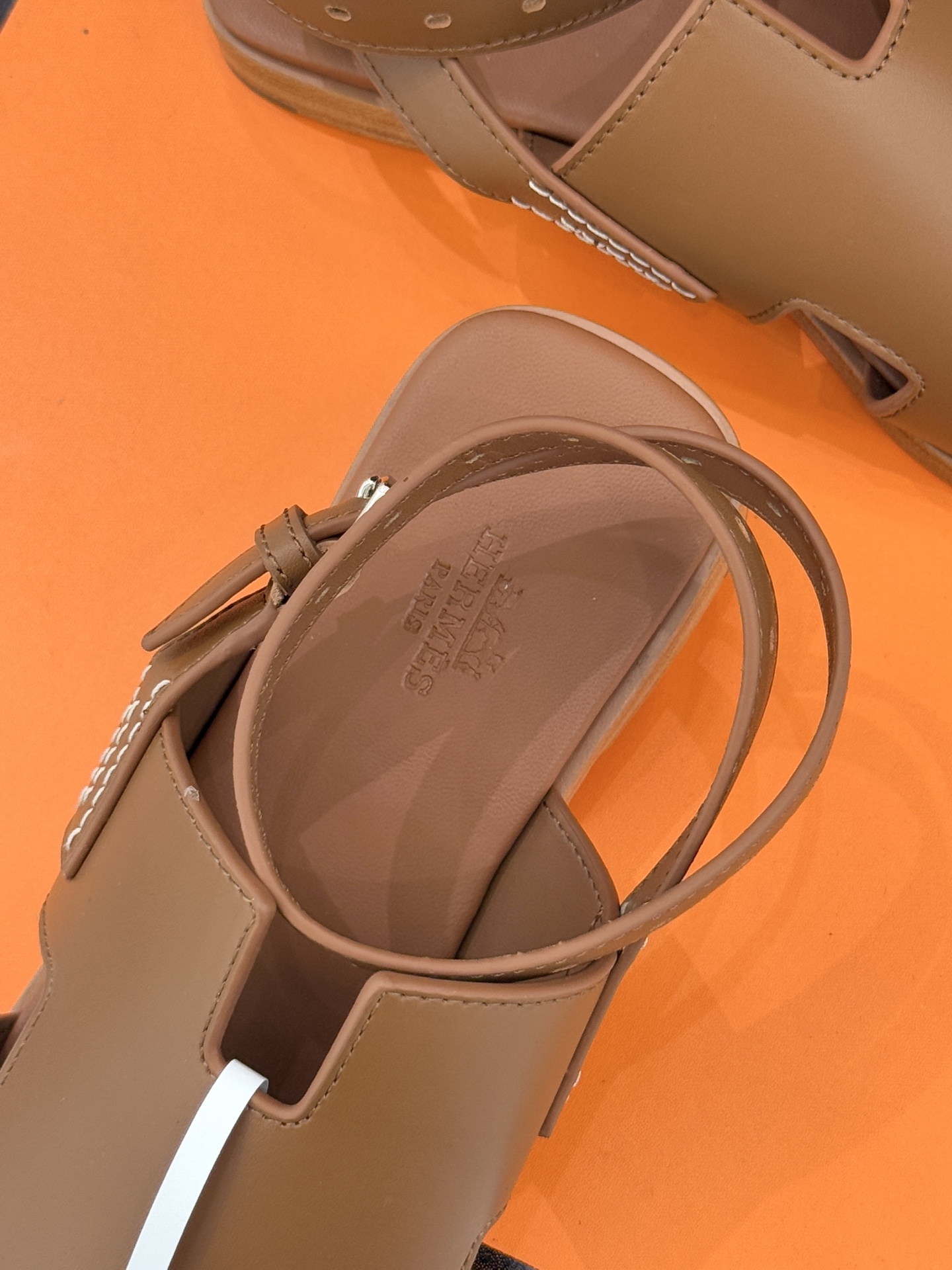 （配原版飞机盒）Hermès/爱马仕万年经典平底H拖鞋将简约美学与极致工艺完美融合。平底款式 回归舒适本