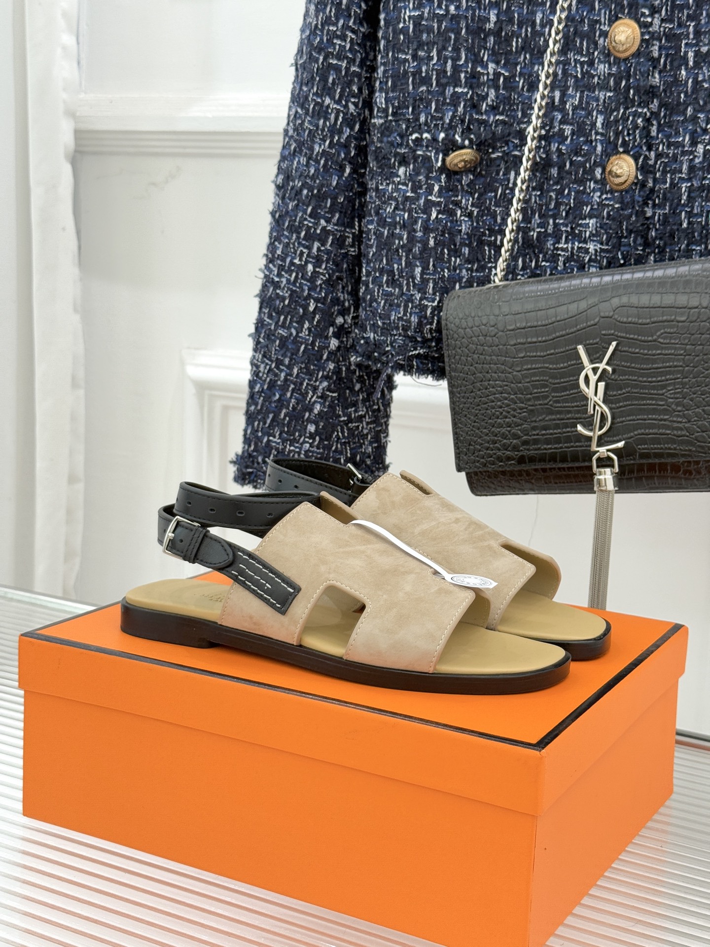 （配原版飞机盒）Hermès/爱马仕万年经典平底H拖鞋将简约美学与极致工艺完美融合。平底款式 回归舒适本