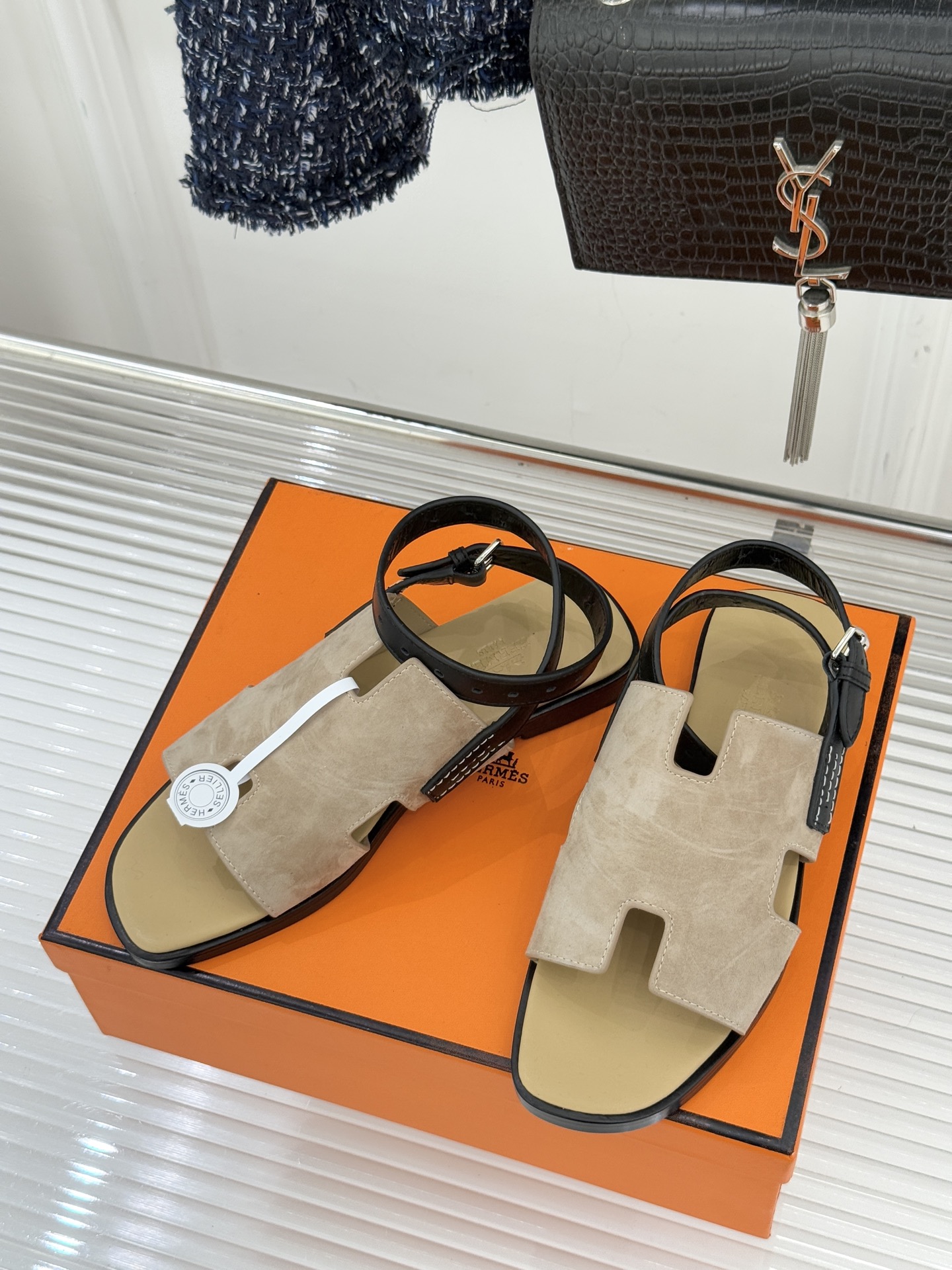 （配原版飞机盒）Hermès/爱马仕万年经典平底H拖鞋将简约美学与极致工艺完美融合。平底款式 回归舒适本