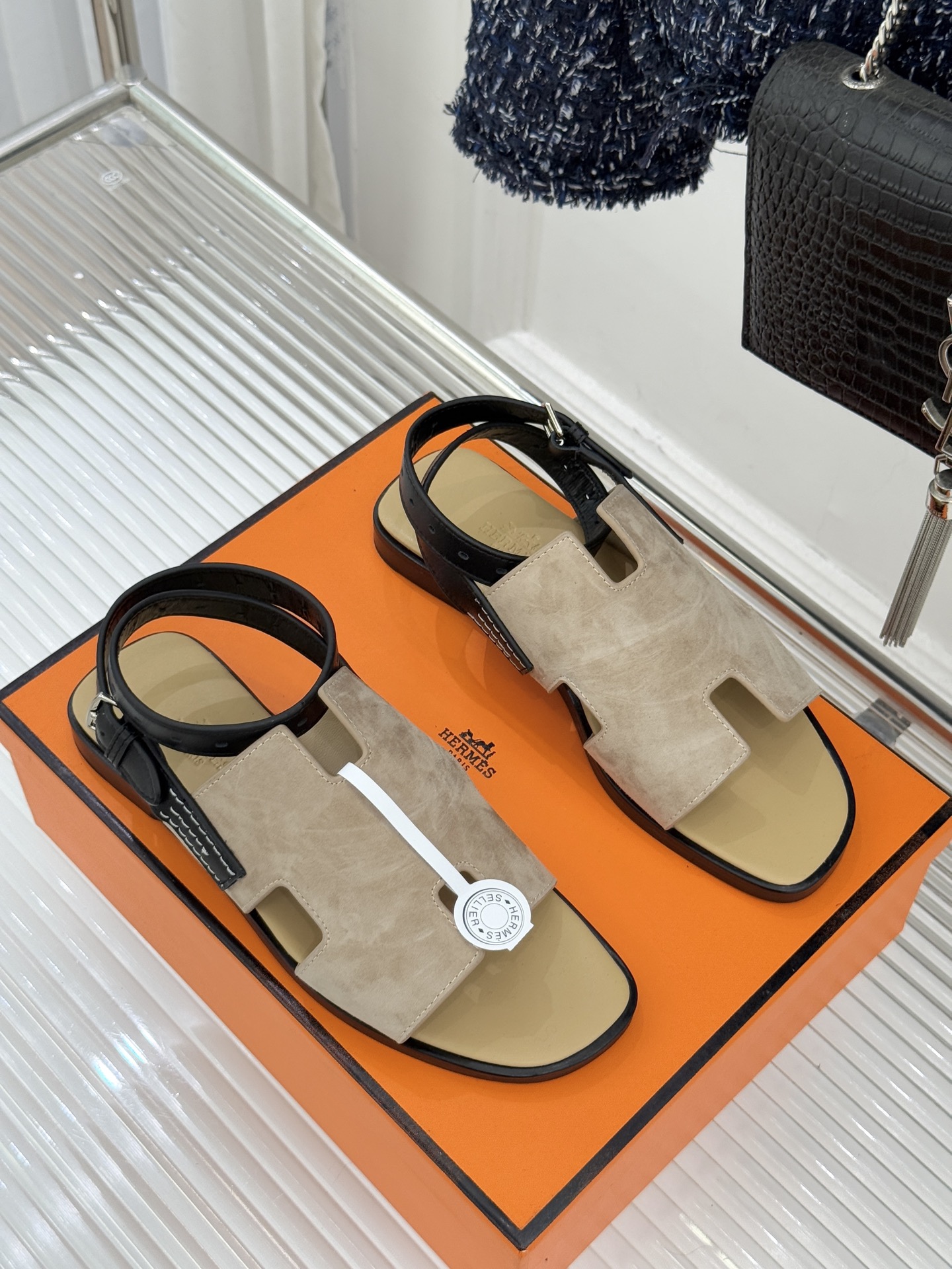 （配原版飞机盒）Hermès/爱马仕万年经典平底H拖鞋将简约美学与极致工艺完美融合。平底款式 回归舒适本