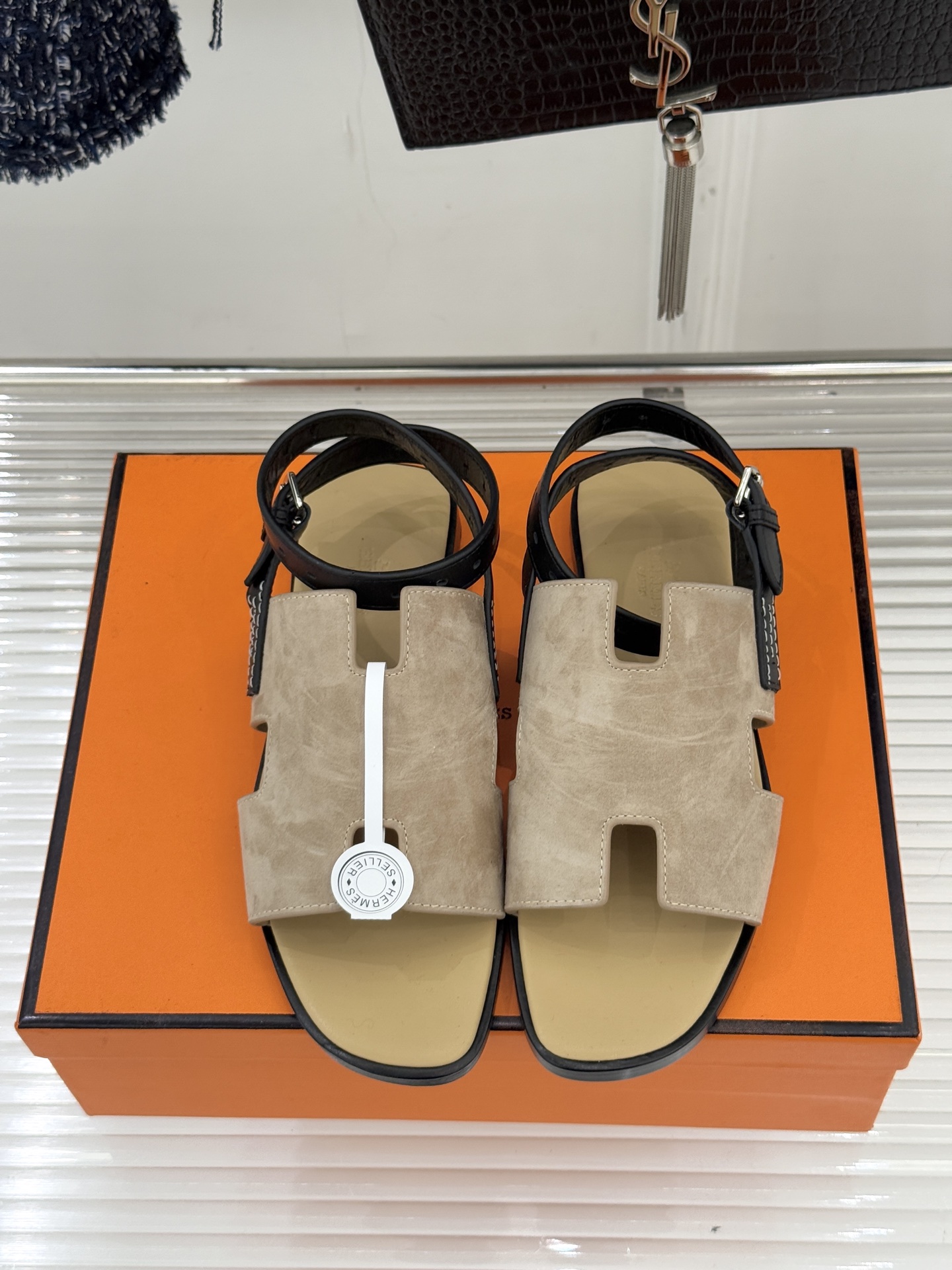 （配原版飞机盒）Hermès/爱马仕万年经典平底H拖鞋将简约美学与极致工艺完美融合。平底款式 回归舒适本