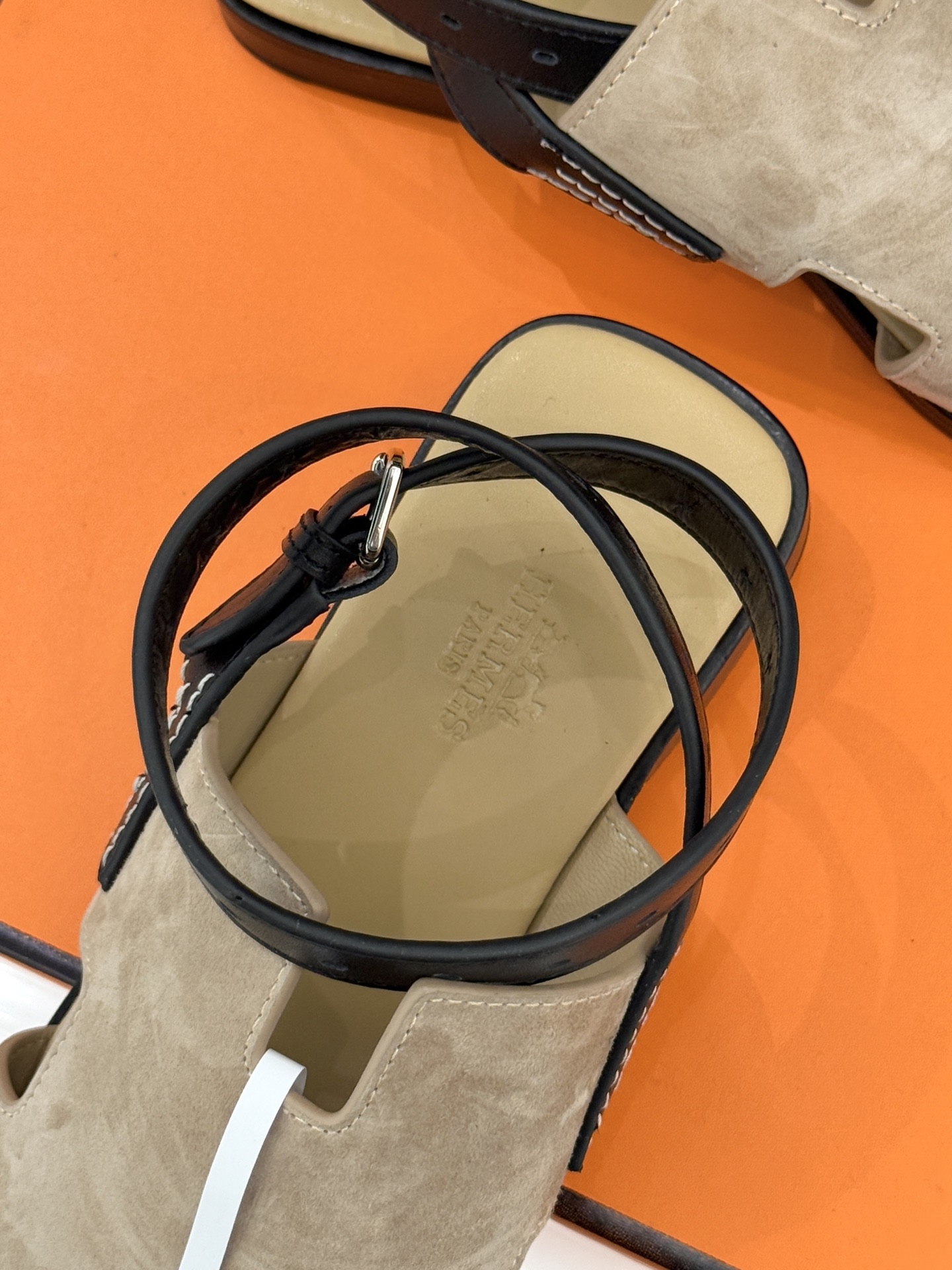 （配原版飞机盒）Hermès/爱马仕万年经典平底H拖鞋将简约美学与极致工艺完美融合。平底款式 回归舒适本