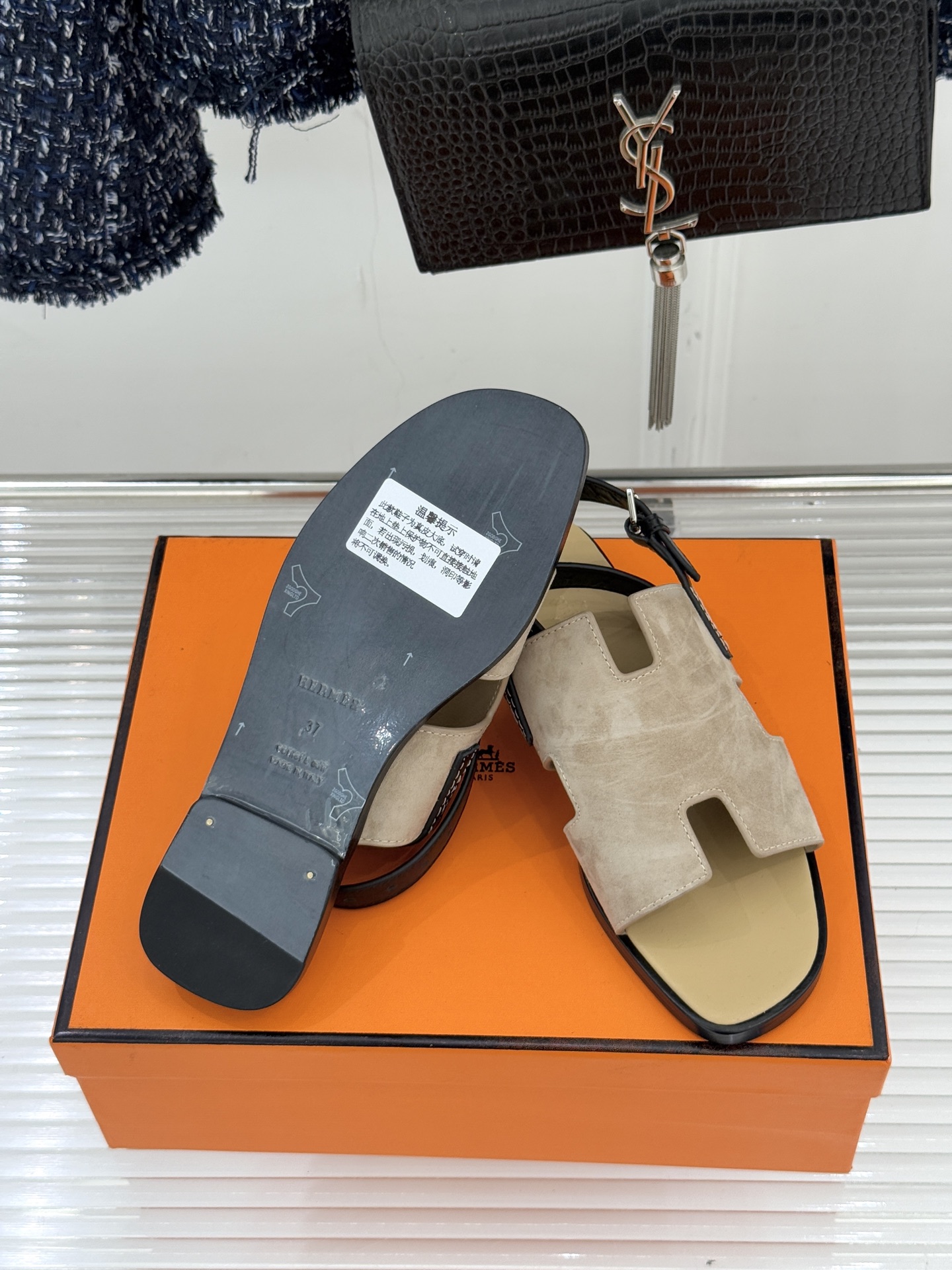 （配原版飞机盒）Hermès/爱马仕万年经典平底H拖鞋将简约美学与极致工艺完美融合。平底款式 回归舒适本