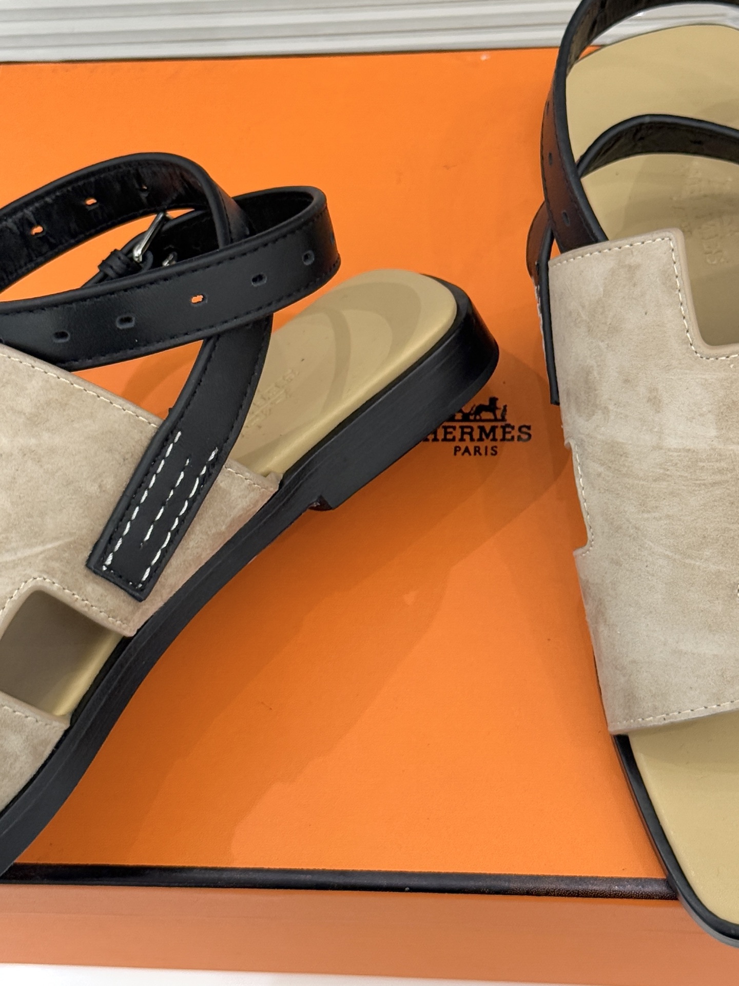 （配原版飞机盒）Hermès/爱马仕万年经典平底H拖鞋将简约美学与极致工艺完美融合。平底款式 回归舒适本