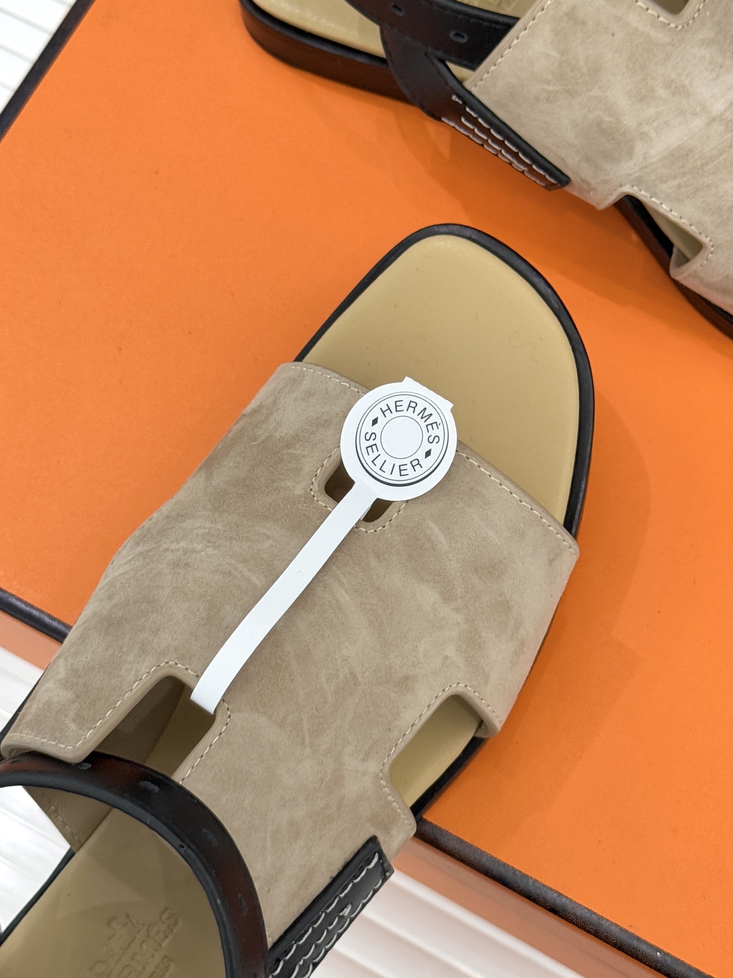 （配原版飞机盒）Hermès/爱马仕万年经典平底H拖鞋将简约美学与极致工艺完美融合。平底款式 回归舒适本