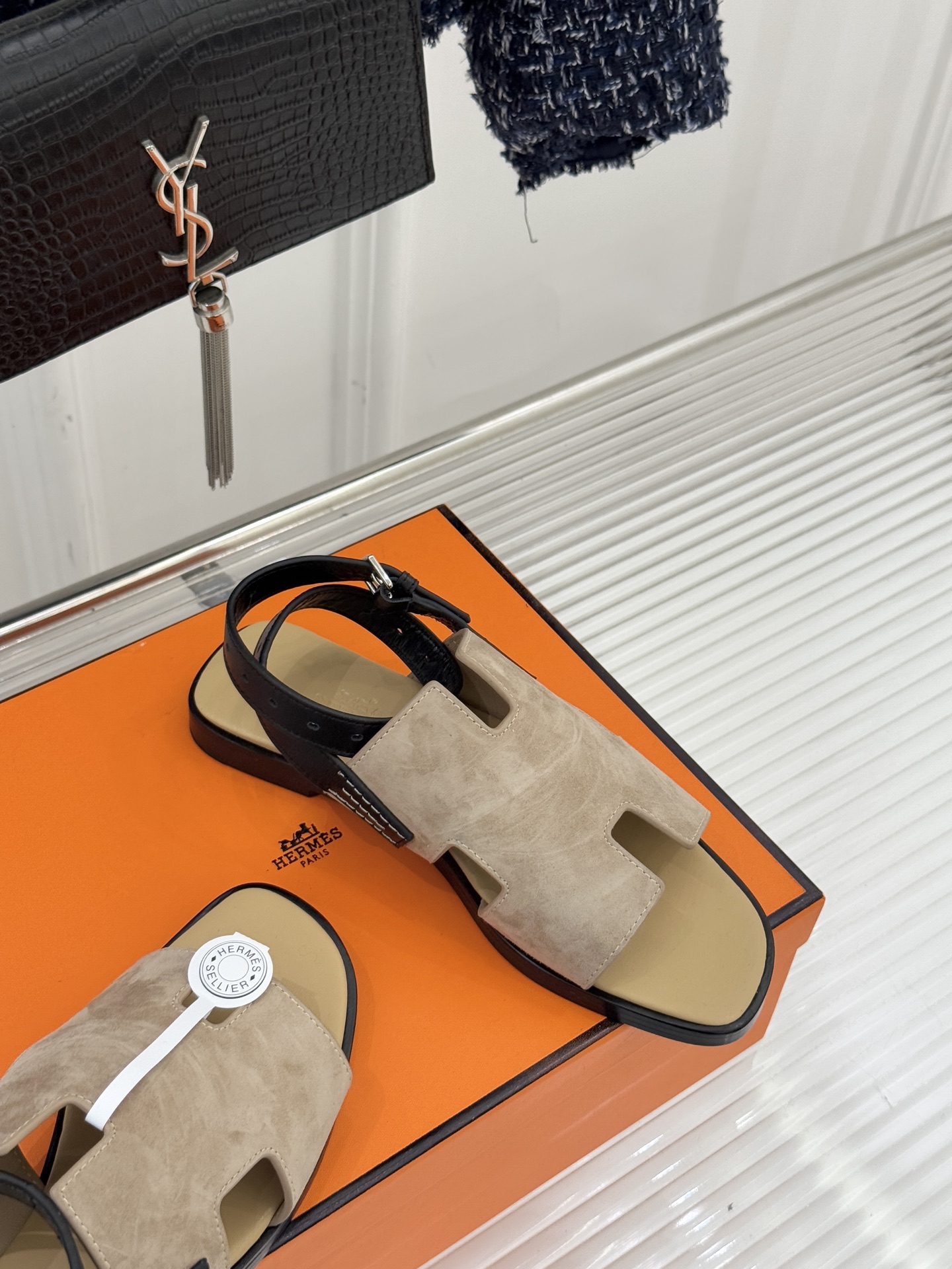 （配原版飞机盒）Hermès/爱马仕万年经典平底H拖鞋将简约美学与极致工艺完美融合。平底款式 回归舒适本