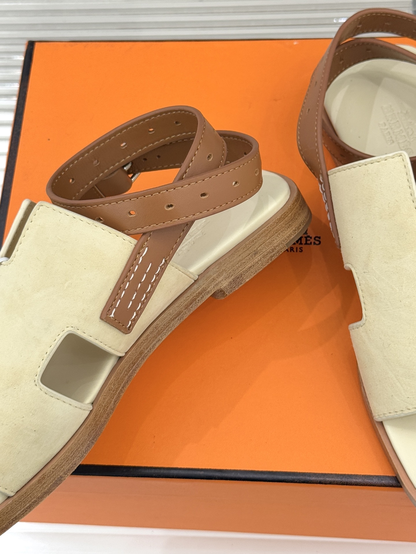 （配原版飞机盒）Hermès/爱马仕万年经典平底H拖鞋将简约美学与极致工艺完美融合。平底款式 回归舒适本