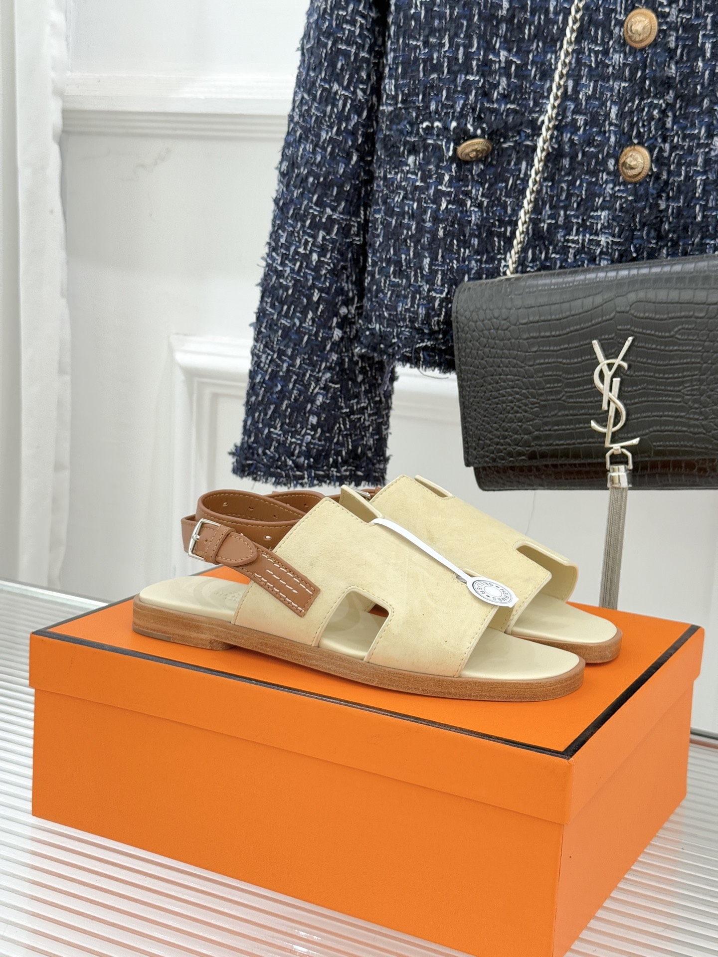 （配原版飞机盒）Hermès/爱马仕万年经典平底H拖鞋将简约美学与极致工艺完美融合。平底款式 回归舒适本