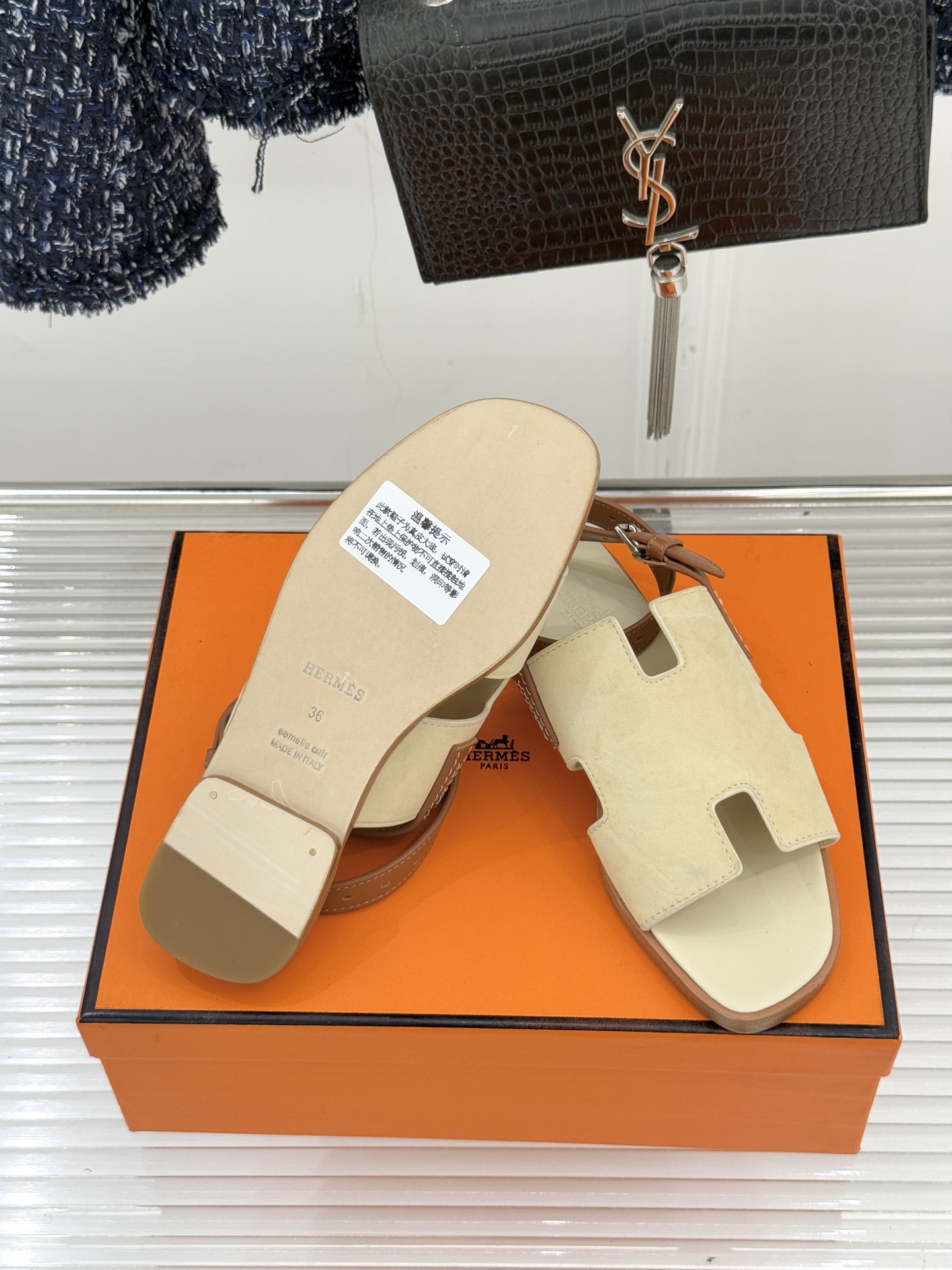 （配原版飞机盒）Hermès/爱马仕万年经典平底H拖鞋将简约美学与极致工艺完美融合。平底款式 回归舒适本