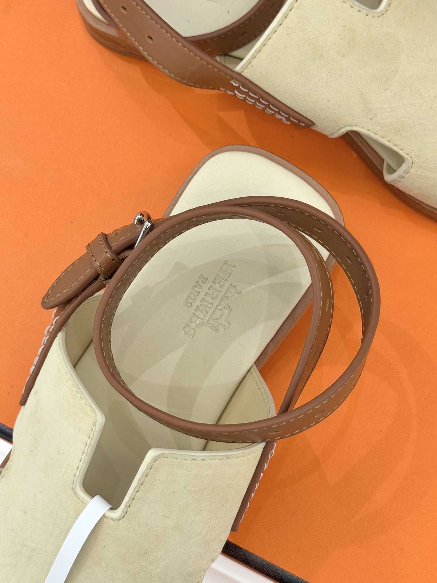 （配原版飞机盒）Hermès/爱马仕万年经典平底H拖鞋将简约美学与极致工艺完美融合。平底款式 回归舒适本