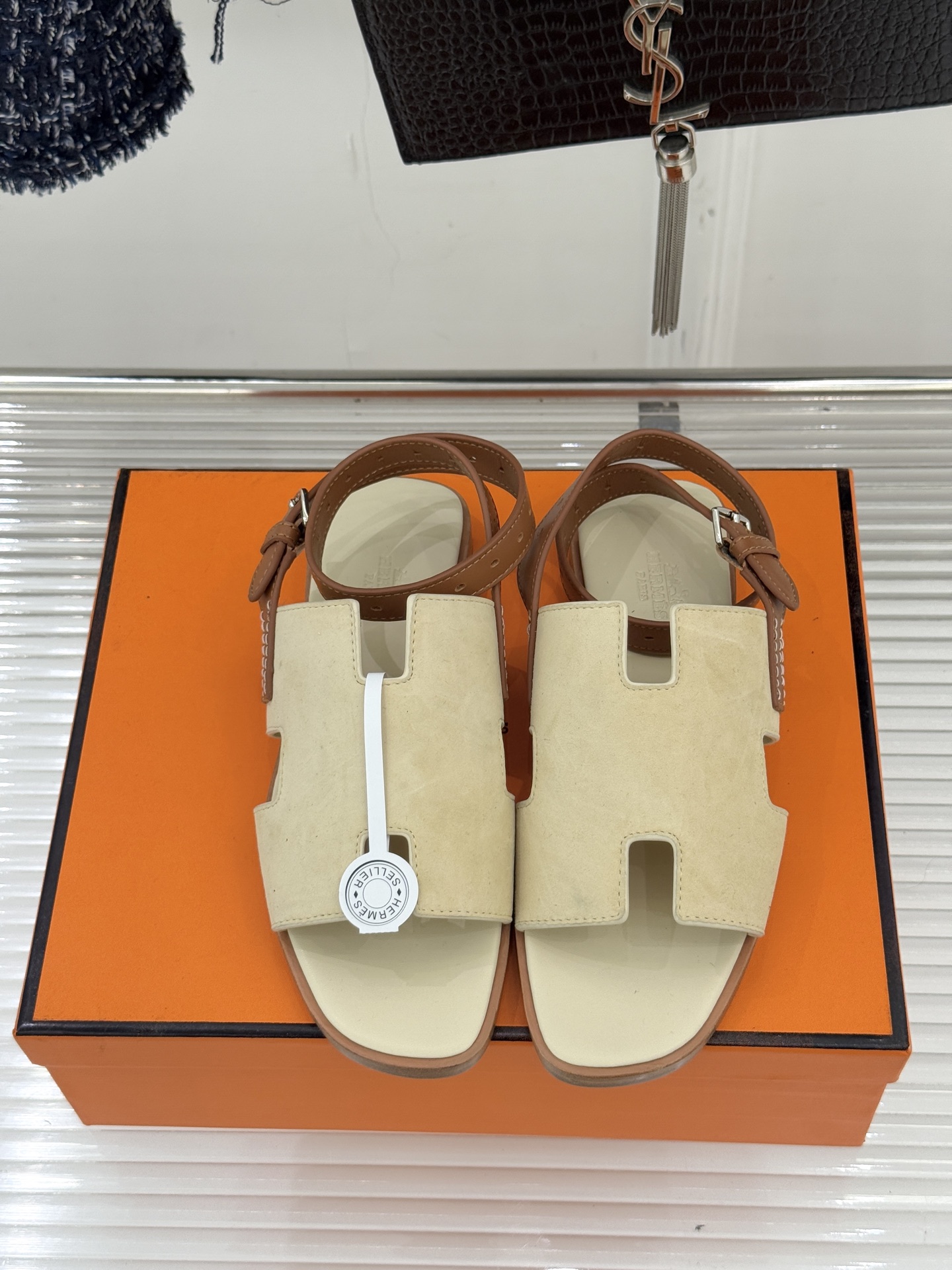 （配原版飞机盒）Hermès/爱马仕万年经典平底H拖鞋将简约美学与极致工艺完美融合。平底款式 回归舒适本