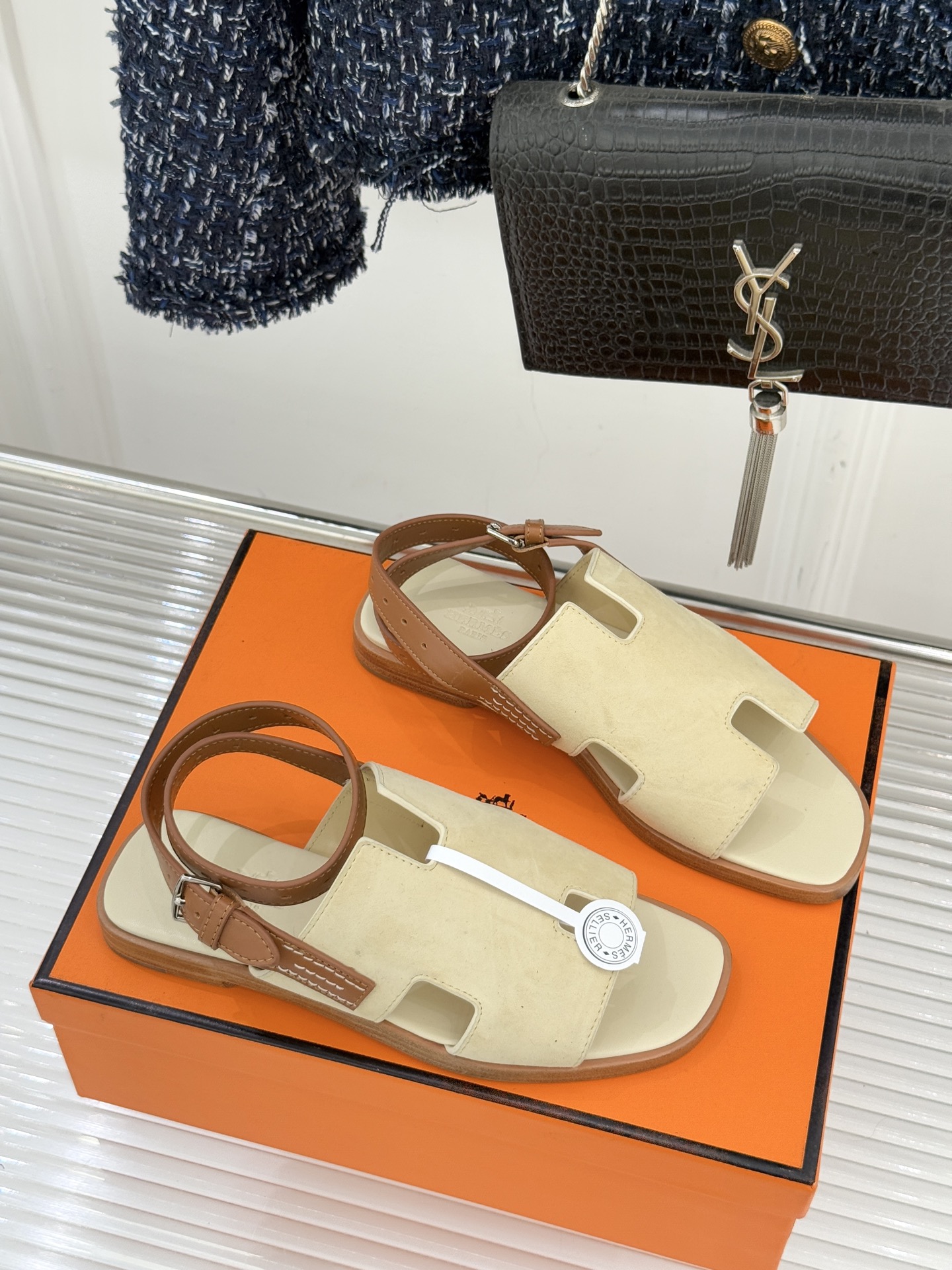 （配原版飞机盒）Hermès/爱马仕万年经典平底H拖鞋将简约美学与极致工艺完美融合。平底款式 回归舒适本