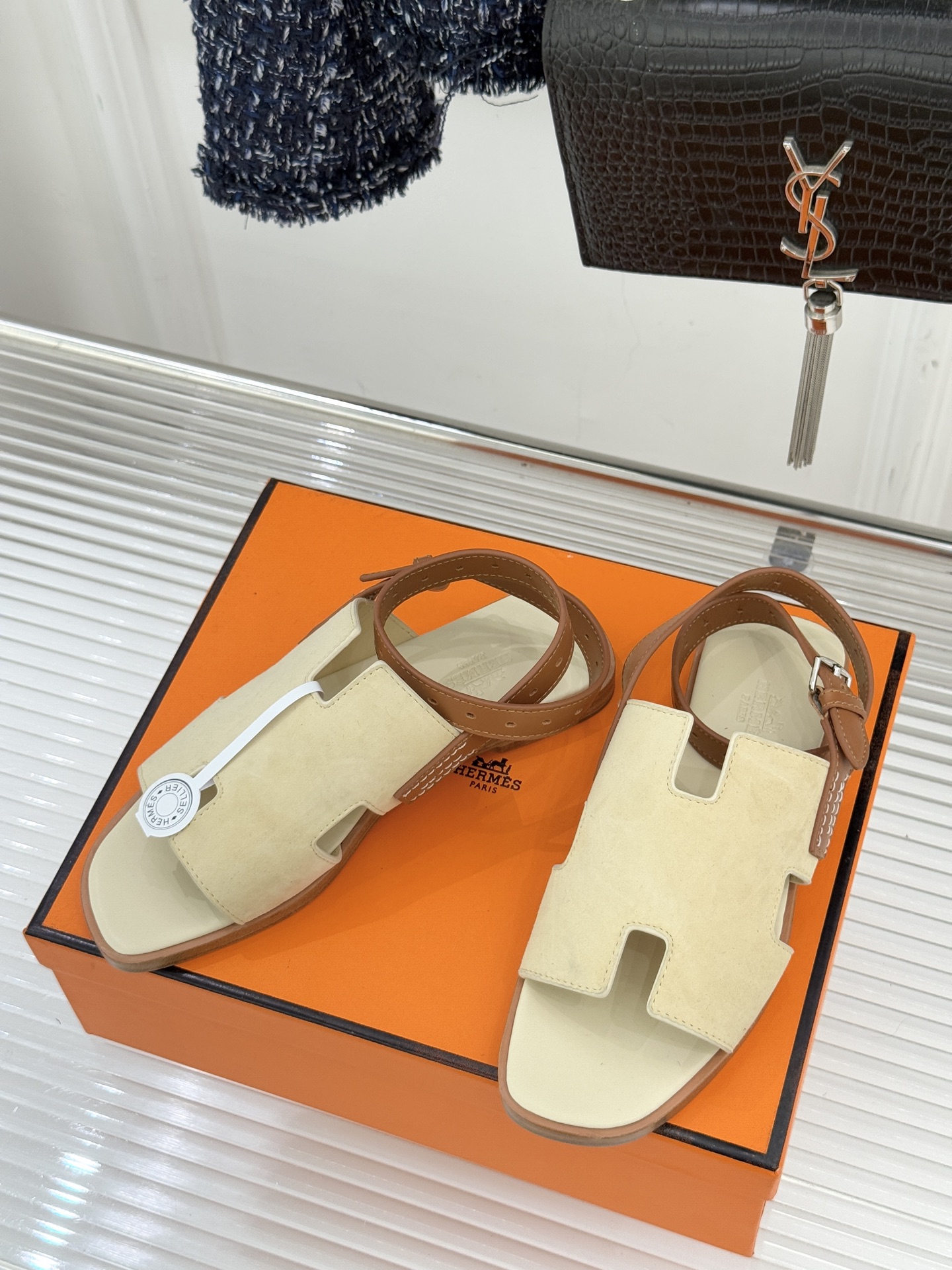 （配原版飞机盒）Hermès/爱马仕万年经典平底H拖鞋将简约美学与极致工艺完美融合。平底款式 回归舒适本