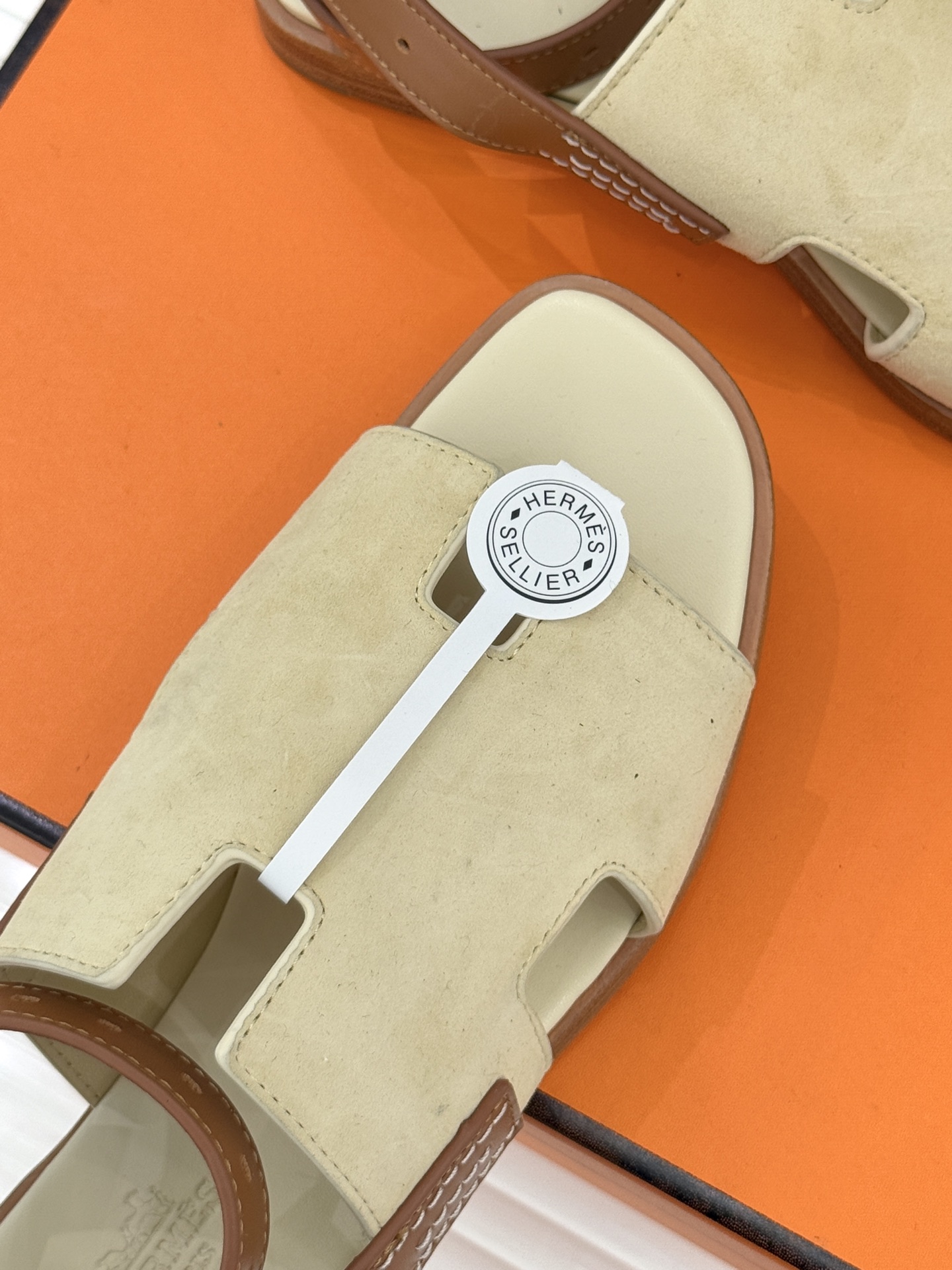 （配原版飞机盒）Hermès/爱马仕万年经典平底H拖鞋将简约美学与极致工艺完美融合。平底款式 回归舒适本