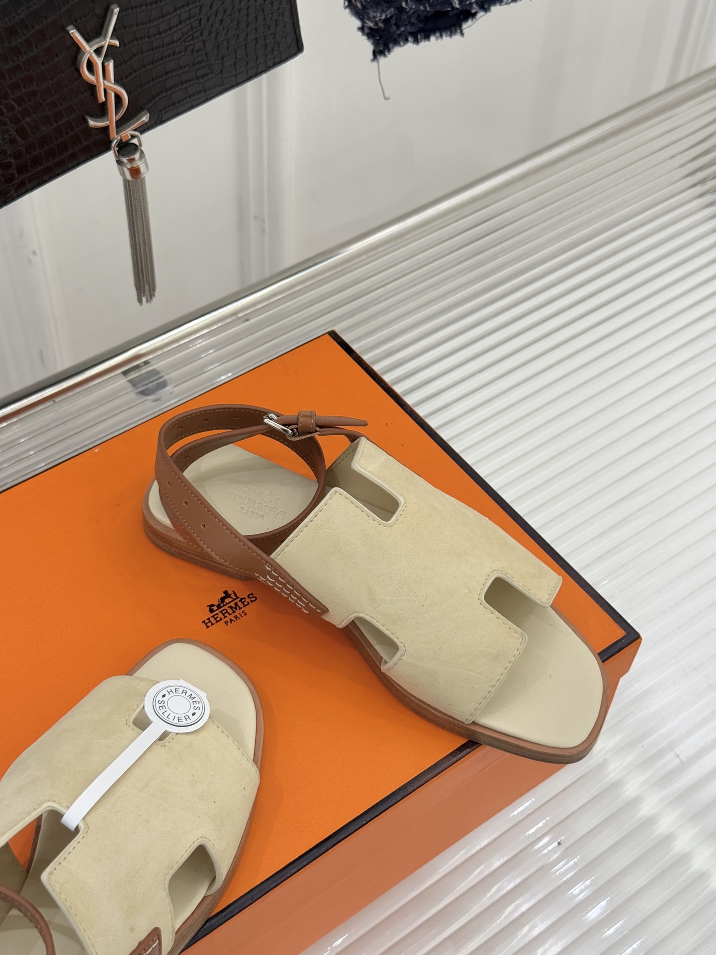 （配原版飞机盒）Hermès/爱马仕万年经典平底H拖鞋将简约美学与极致工艺完美融合。平底款式 回归舒适本