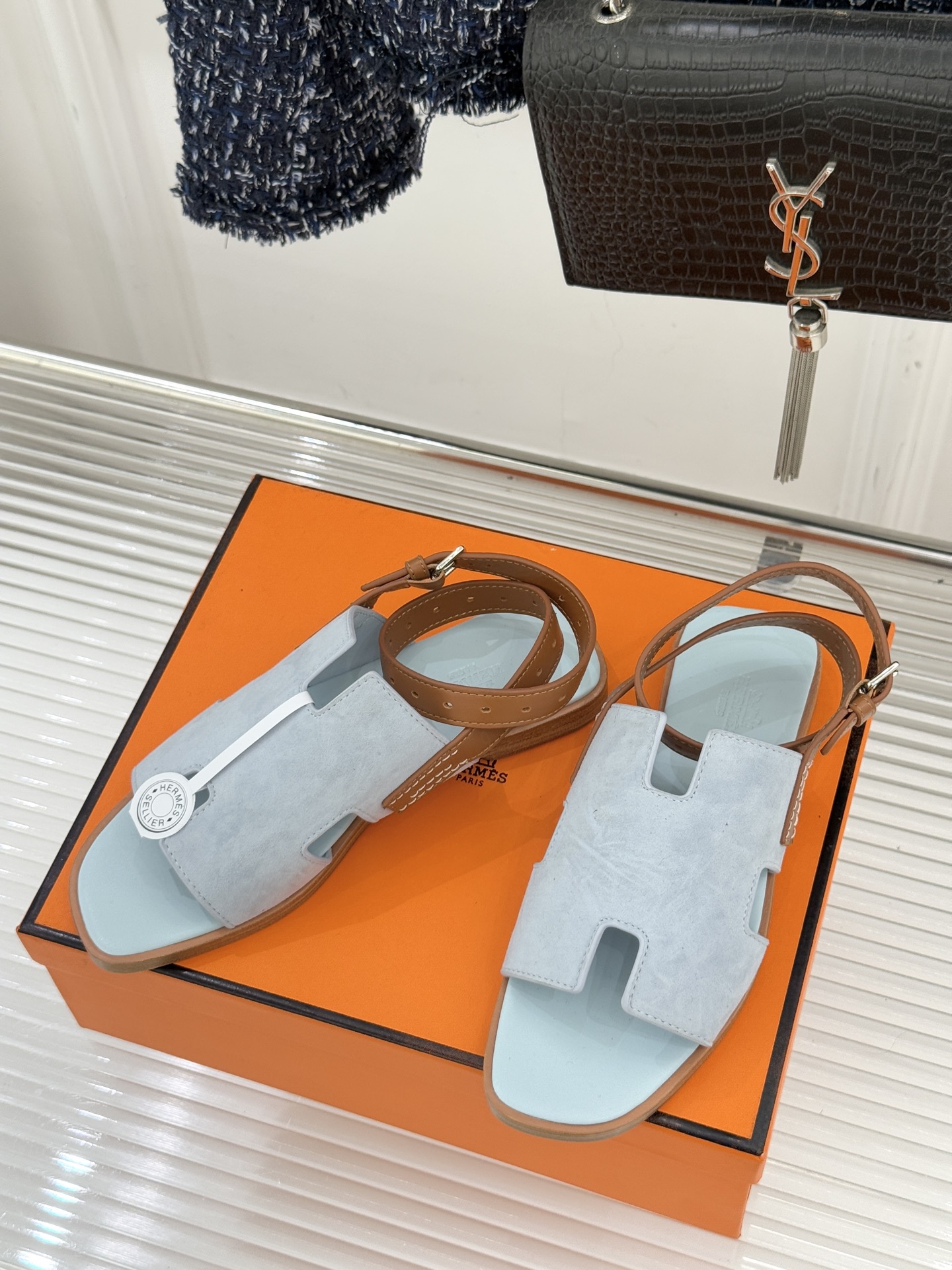 （配原版飞机盒）Hermès/爱马仕万年经典平底H拖鞋将简约美学与极致工艺完美融合。平底款式 回归舒适本