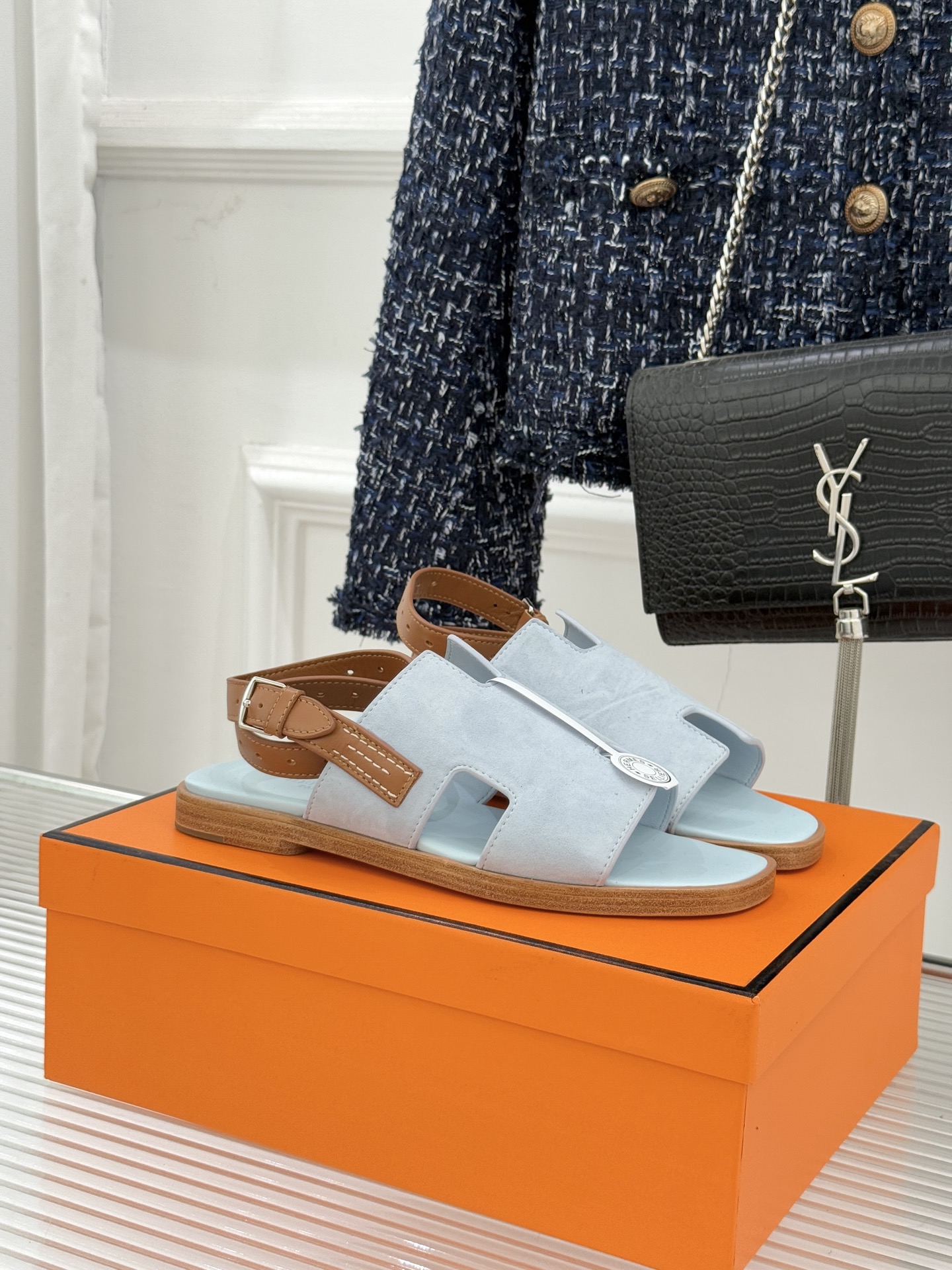 （配原版飞机盒）Hermès/爱马仕万年经典平底H拖鞋将简约美学与极致工艺完美融合。平底款式 回归舒适本