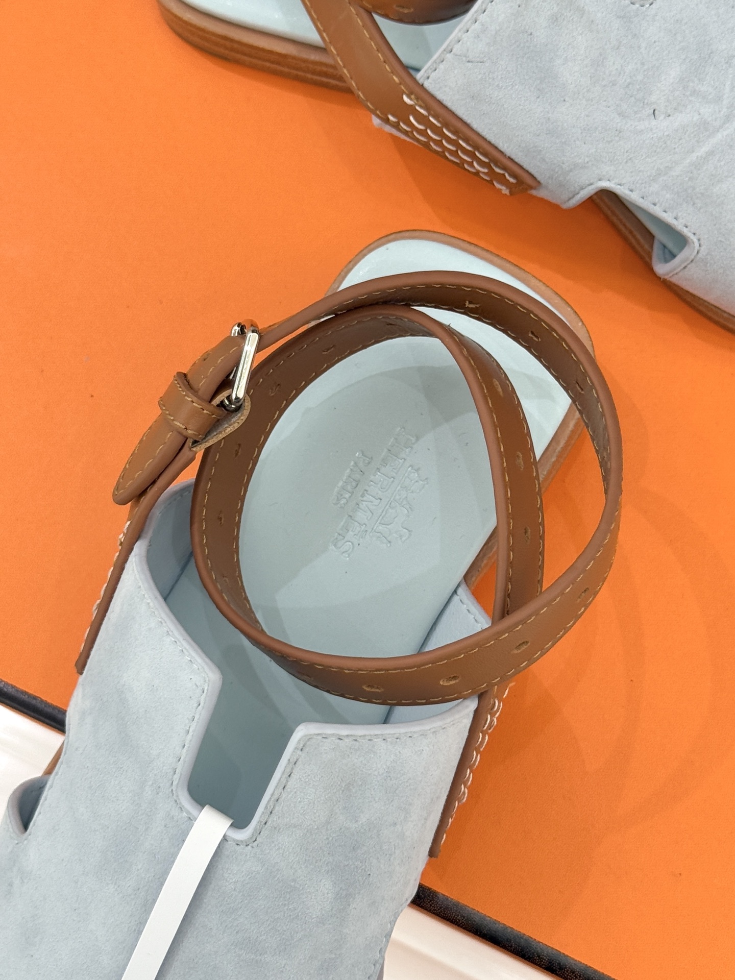 （配原版飞机盒）Hermès/爱马仕万年经典平底H拖鞋将简约美学与极致工艺完美融合。平底款式 回归舒适本