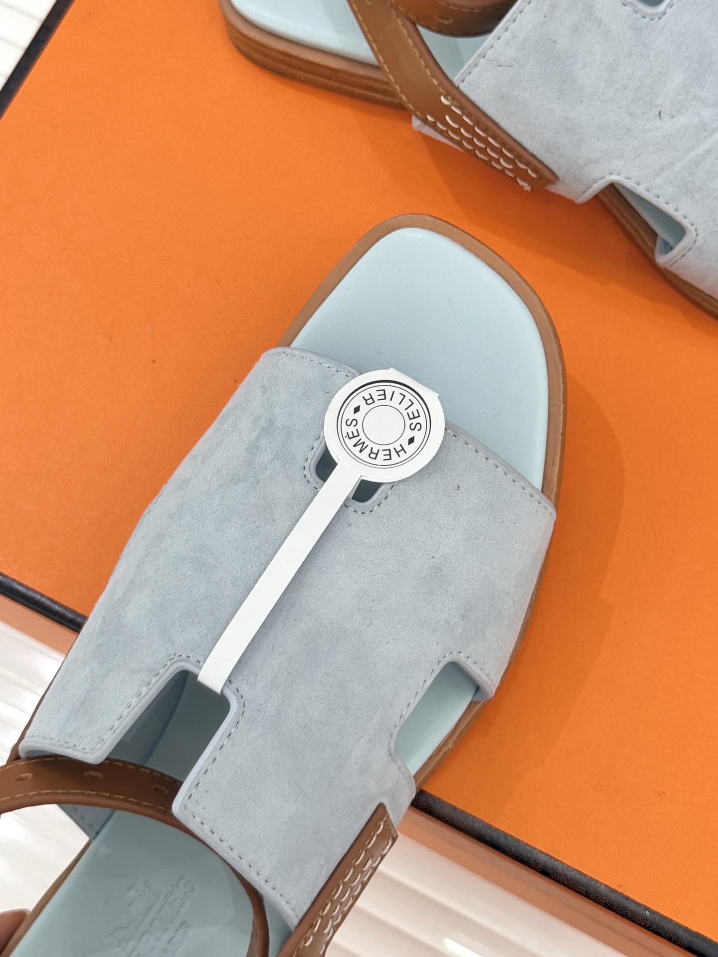 （配原版飞机盒）Hermès/爱马仕万年经典平底H拖鞋将简约美学与极致工艺完美融合。平底款式 回归舒适本