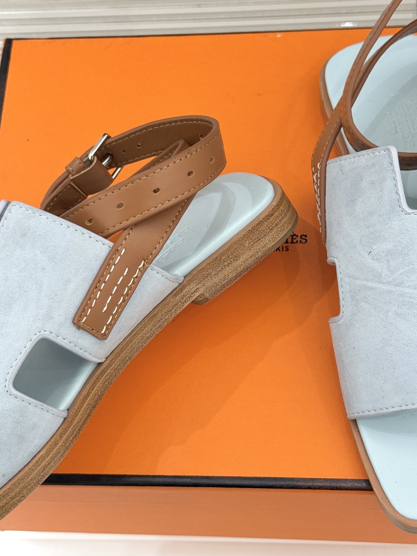 （配原版飞机盒）Hermès/爱马仕万年经典平底H拖鞋将简约美学与极致工艺完美融合。平底款式 回归舒适本