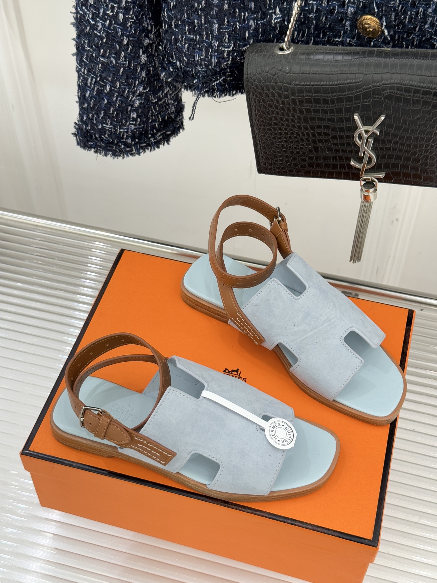 （配原版飞机盒）Hermès/爱马仕万年经典平底H拖鞋将简约美学与极致工艺完美融合。平底款式 回归舒适本