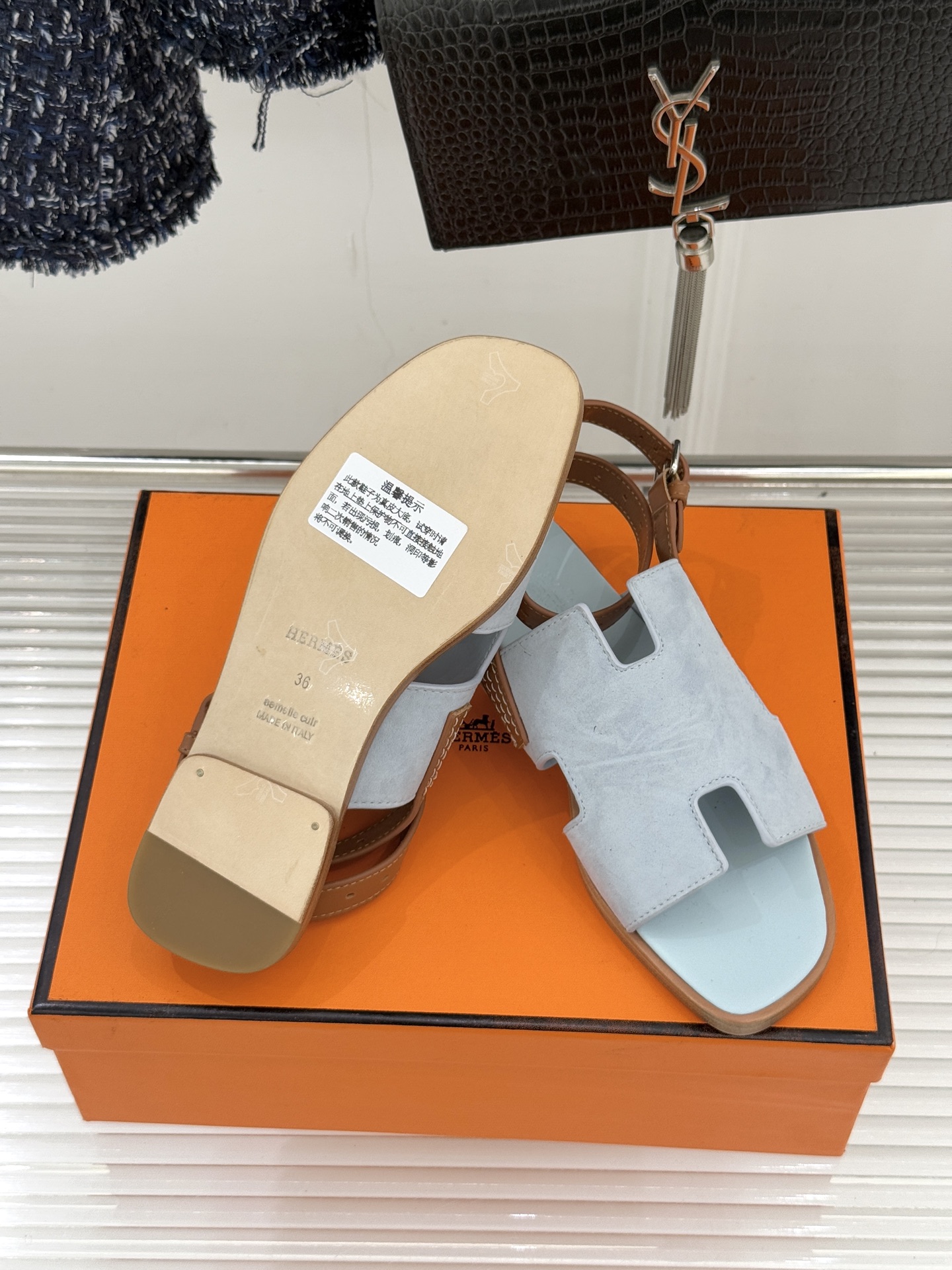 （配原版飞机盒）Hermès/爱马仕万年经典平底H拖鞋将简约美学与极致工艺完美融合。平底款式 回归舒适本