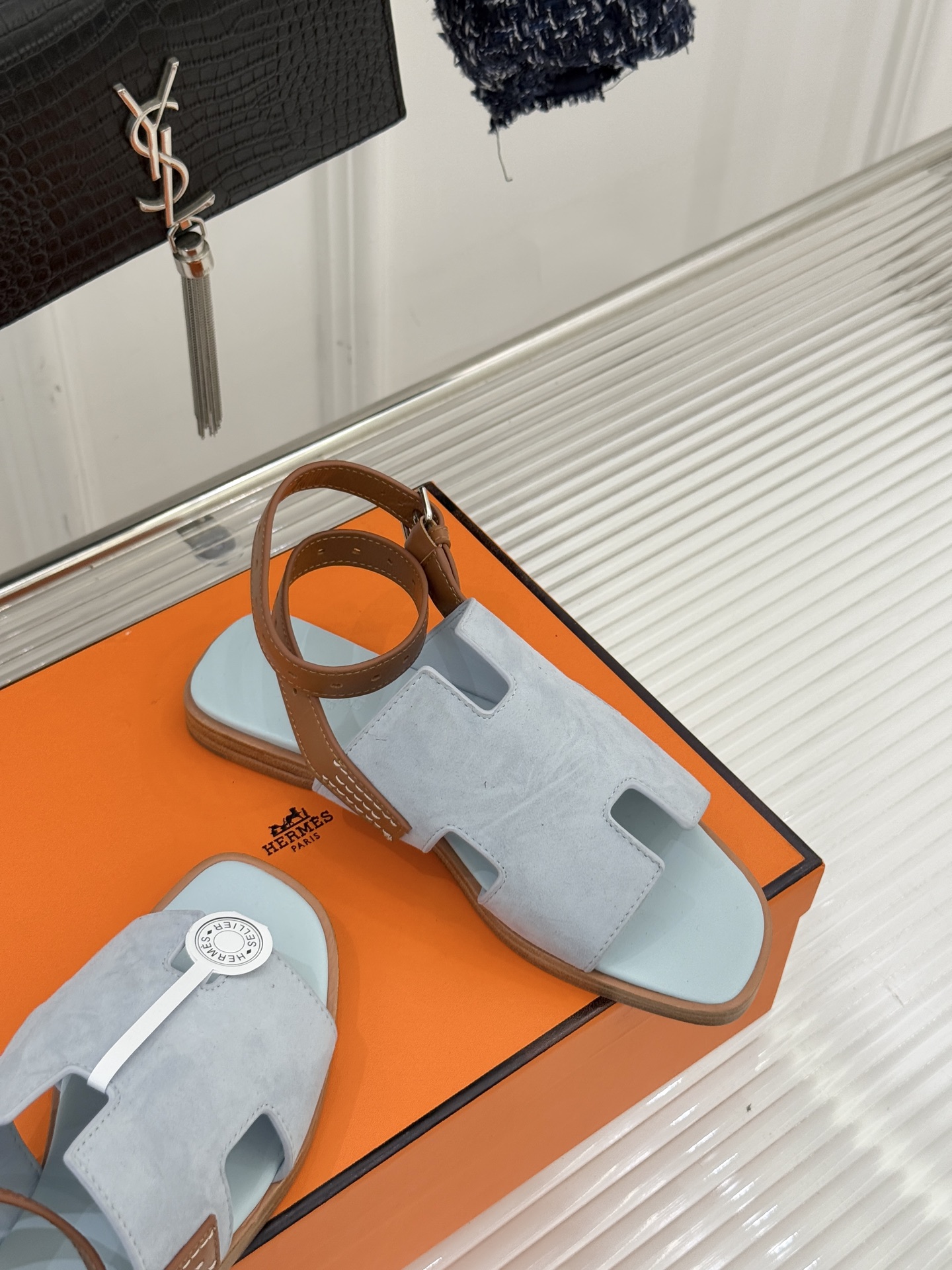 （配原版飞机盒）Hermès/爱马仕万年经典平底H拖鞋将简约美学与极致工艺完美融合。平底款式 回归舒适本