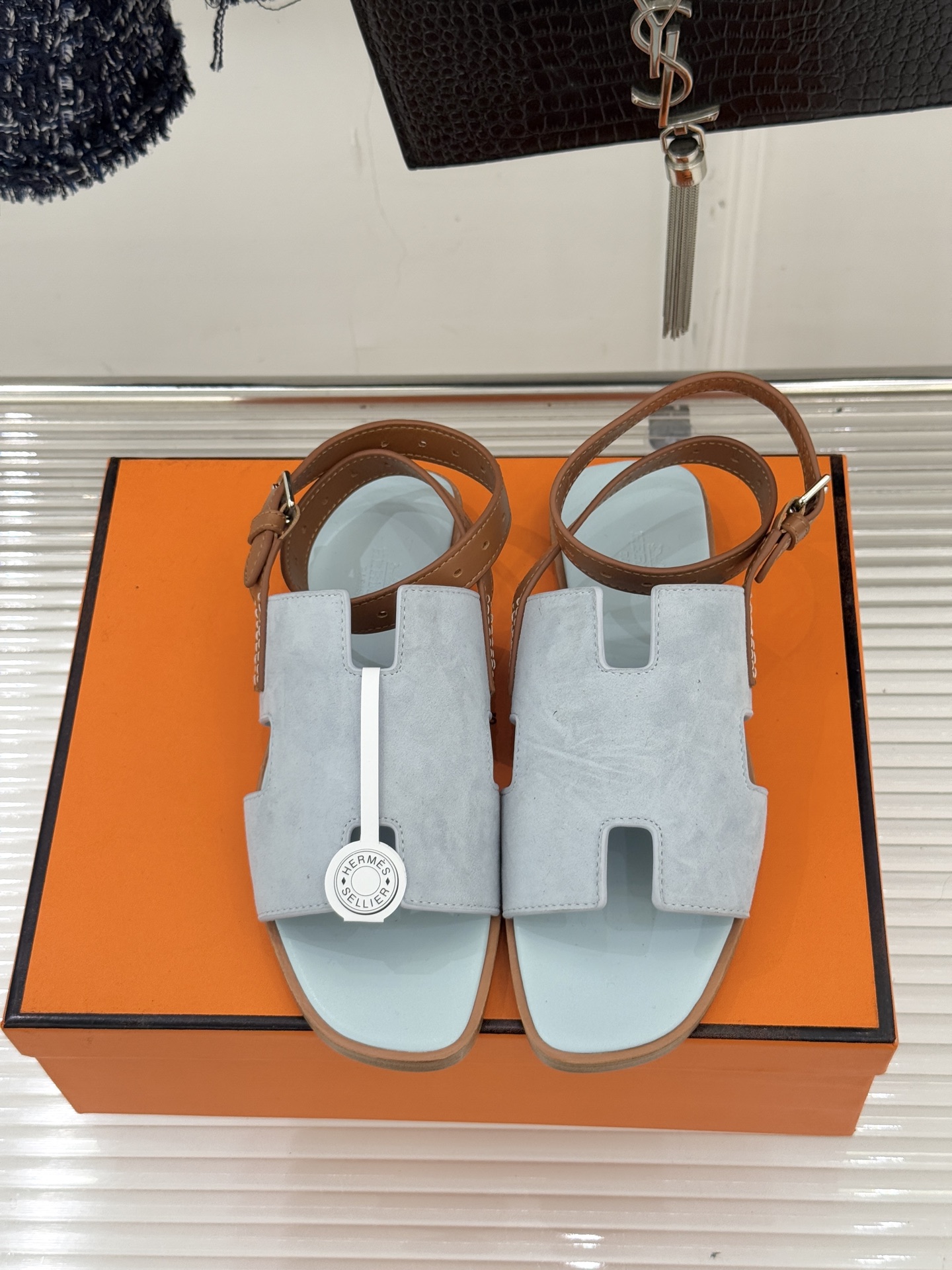 （配原版飞机盒）Hermès/爱马仕万年经典平底H拖鞋将简约美学与极致工艺完美融合。平底款式 回归舒适本