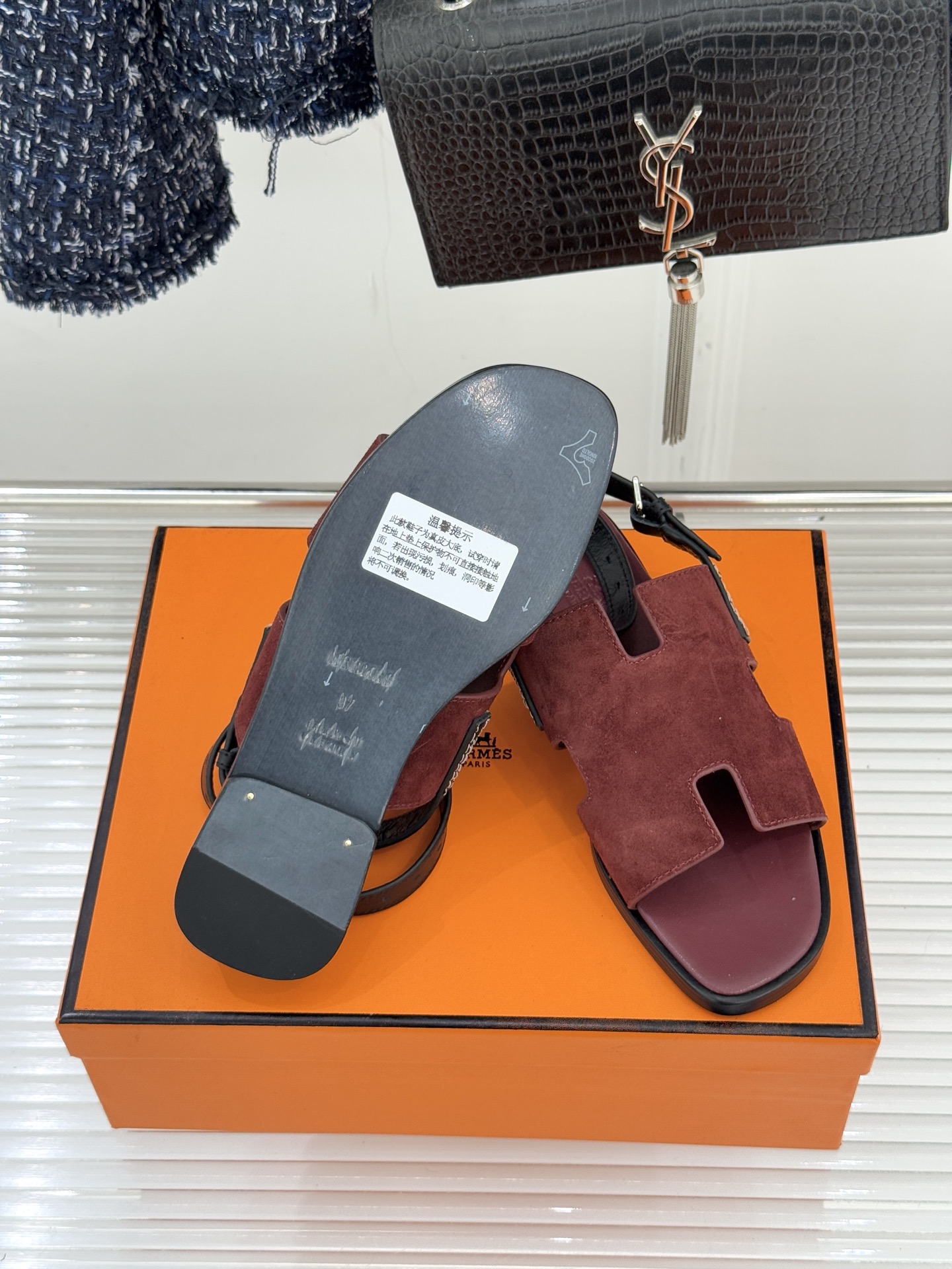 （配原版飞机盒）Hermès/爱马仕万年经典平底H拖鞋将简约美学与极致工艺完美融合。平底款式 回归舒适本