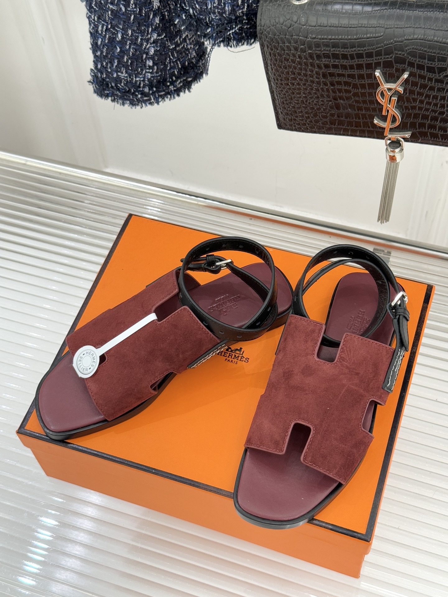 （配原版飞机盒）Hermès/爱马仕万年经典平底H拖鞋将简约美学与极致工艺完美融合。平底款式 回归舒适本