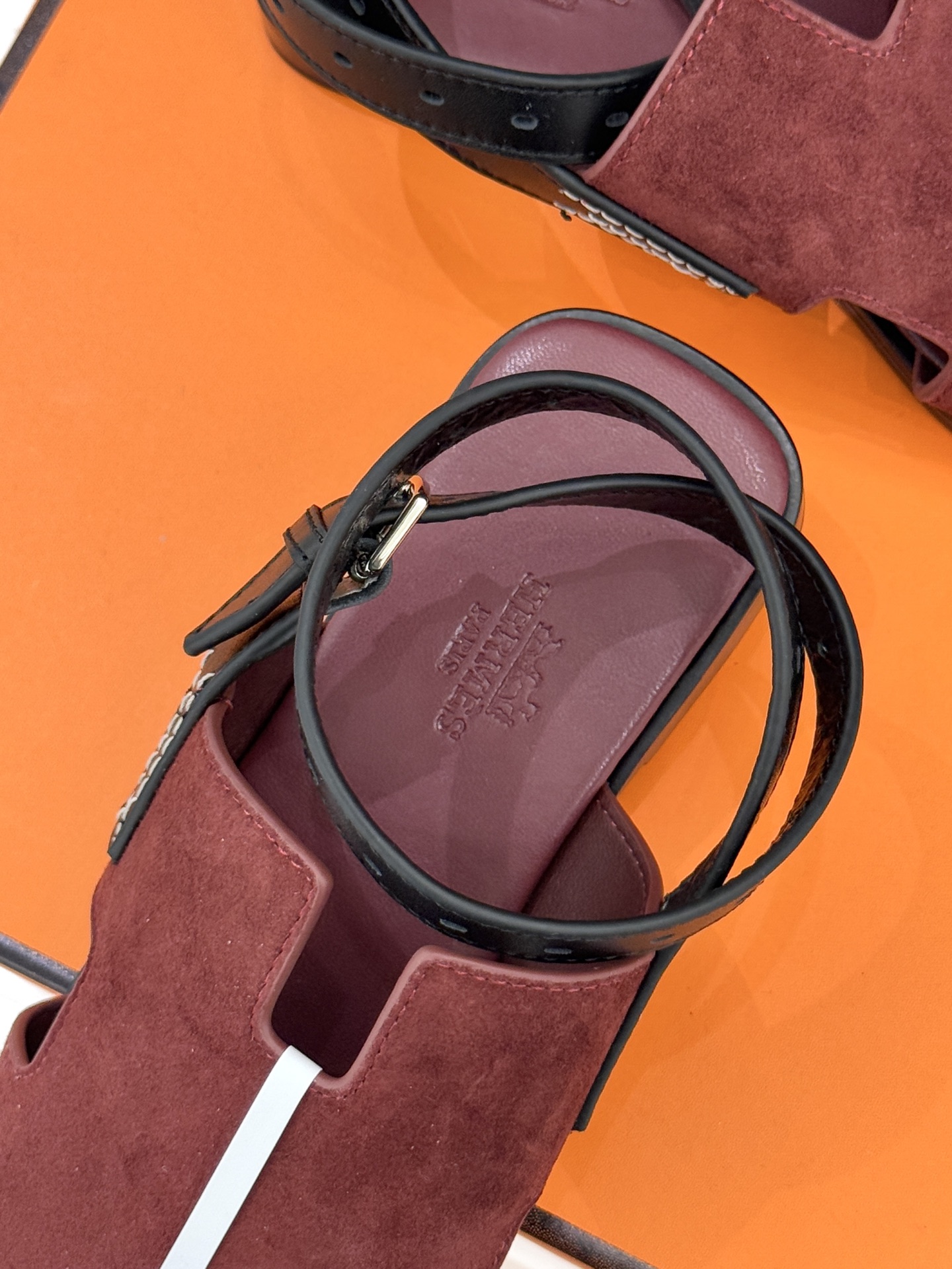 （配原版飞机盒）Hermès/爱马仕万年经典平底H拖鞋将简约美学与极致工艺完美融合。平底款式 回归舒适本