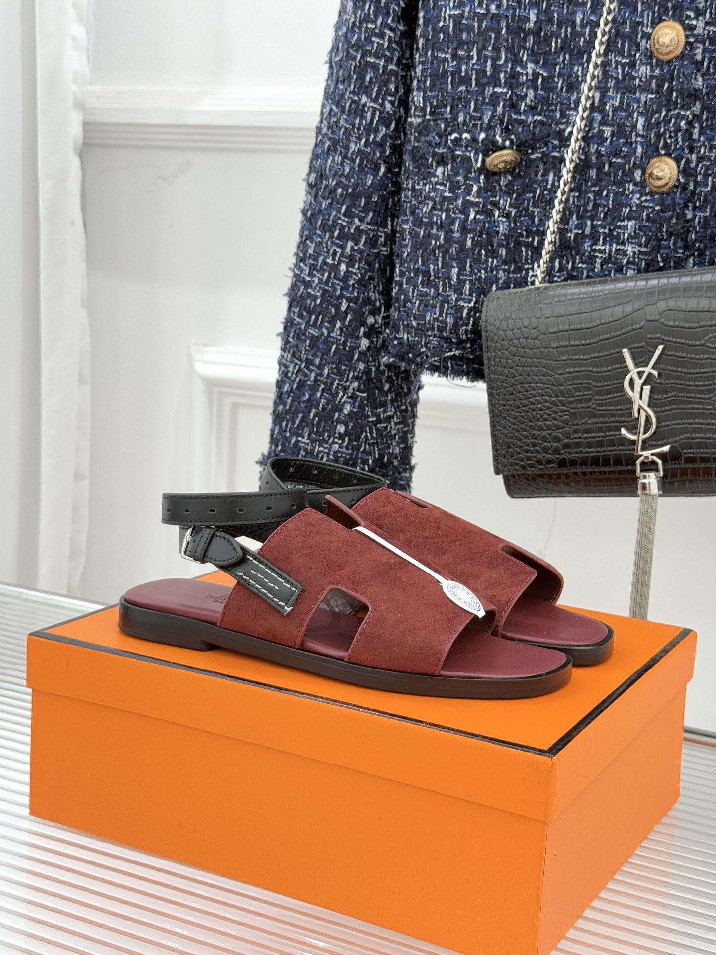 NO:721822,(With original airplane box) Hermès/Hermès classic flat-soled H slippers perfectly combine simple aesthetics and ultimate craftsmanship. The flat-soled style returns to the original comfort and fits the curve of the foot. You can easily enjoy walking freely without any burden even if you wear it for a long time. The iconic 'H' element is presented in a unique tailoring. It is simple yet luxurious and highlights the brand style. Whether you are strolling on the streets in summer or attending fashionable occasions, it can be easily controlled and becomes the finishing touch of the style.  The fabric is made of original customized leather. The inner pads are all mixed sheepskin. The genuine leather outsole imported from Italy size35-39 (customized on 40/41/42) No. 96820260227, sandals, hermes, hermes, sandals, slippers, sheepskin, Leather soles19860909（配原版飞机盒） Hermès/爱马仕万年经典平底H拖鞋 将简约美学与极致工艺完美融合. 平底款式 回归舒适本真 贴合足底曲线 长时间穿着也毫无负担轻松享受自在步履. 标志性的“H”元素 以独特的剪裁呈现 简约而不失奢华 彰显品牌格调. 无论是漫步在夏日街头 还是出入时尚场合 它都能轻松驾驭 成为造型的点睛之笔. 面料采用原版定制皮料 内里垫脚均为混种羊皮 意大利进口真皮大底 size35-39（40/41/42定制） 编号96820260227,凉鞋,hermes,hermes,sandals,slippers,sheepskin,Leather soles,Women's Shoes