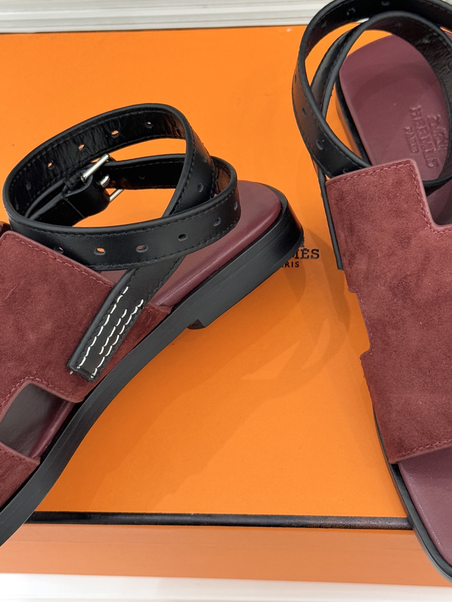 （配原版飞机盒）Hermès/爱马仕万年经典平底H拖鞋将简约美学与极致工艺完美融合。平底款式 回归舒适本