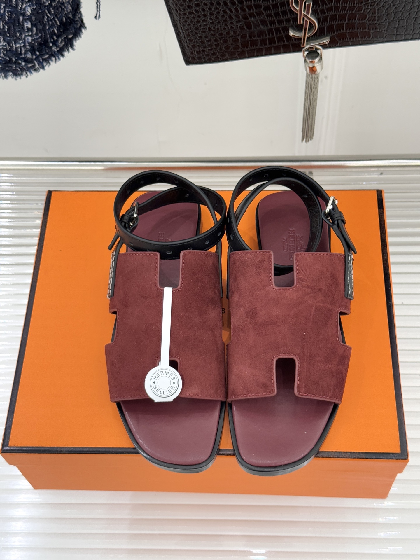 （配原版飞机盒）Hermès/爱马仕万年经典平底H拖鞋将简约美学与极致工艺完美融合。平底款式 回归舒适本