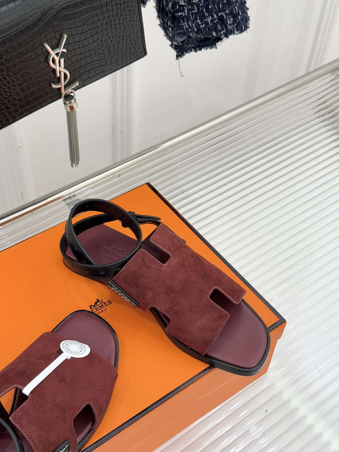 （配原版飞机盒）Hermès/爱马仕万年经典平底H拖鞋将简约美学与极致工艺完美融合。平底款式 回归舒适本