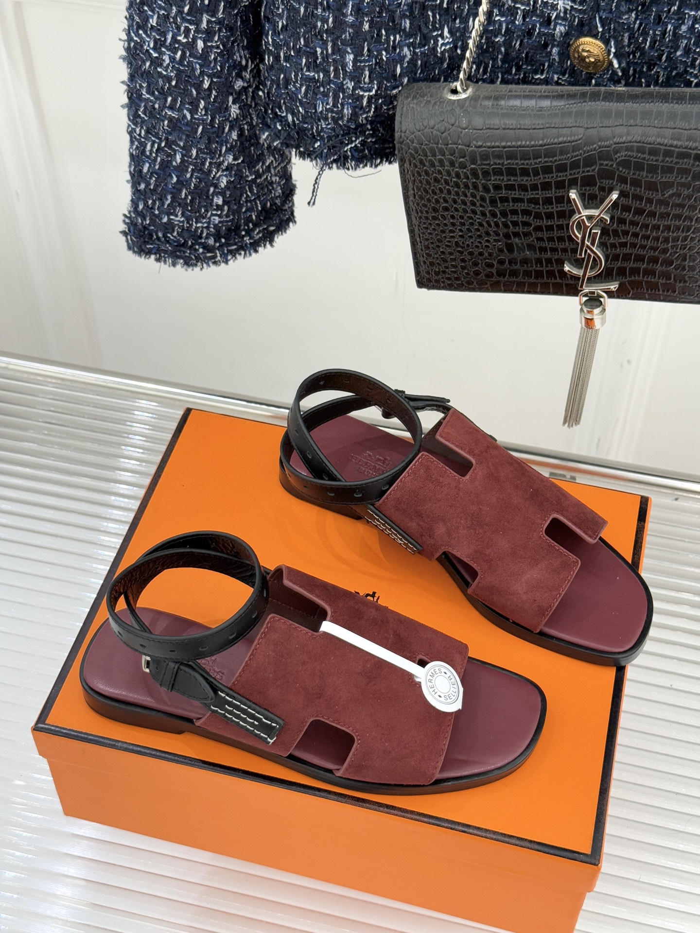 （配原版飞机盒）Hermès/爱马仕万年经典平底H拖鞋将简约美学与极致工艺完美融合。平底款式 回归舒适本