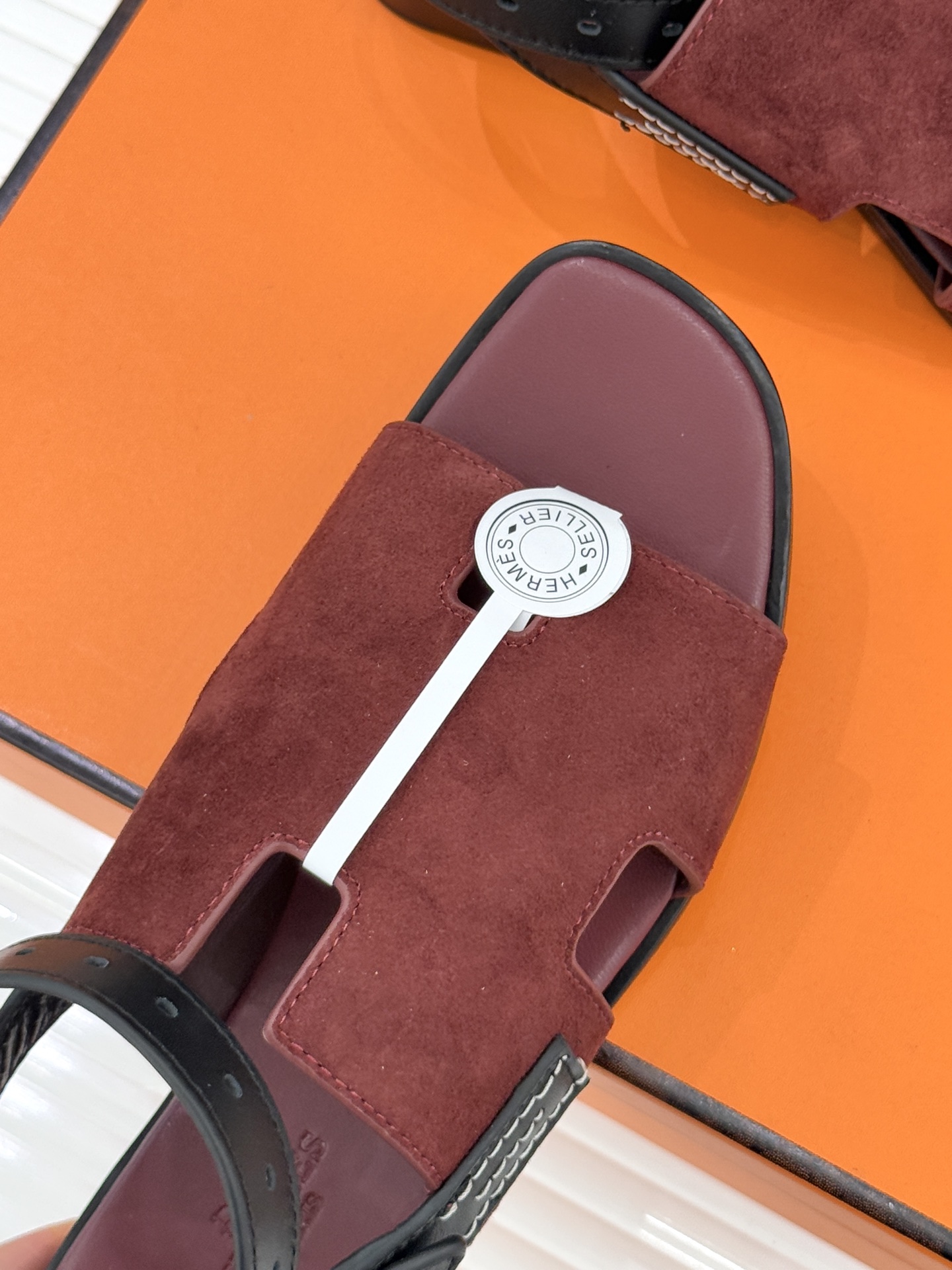 （配原版飞机盒）Hermès/爱马仕万年经典平底H拖鞋将简约美学与极致工艺完美融合。平底款式 回归舒适本