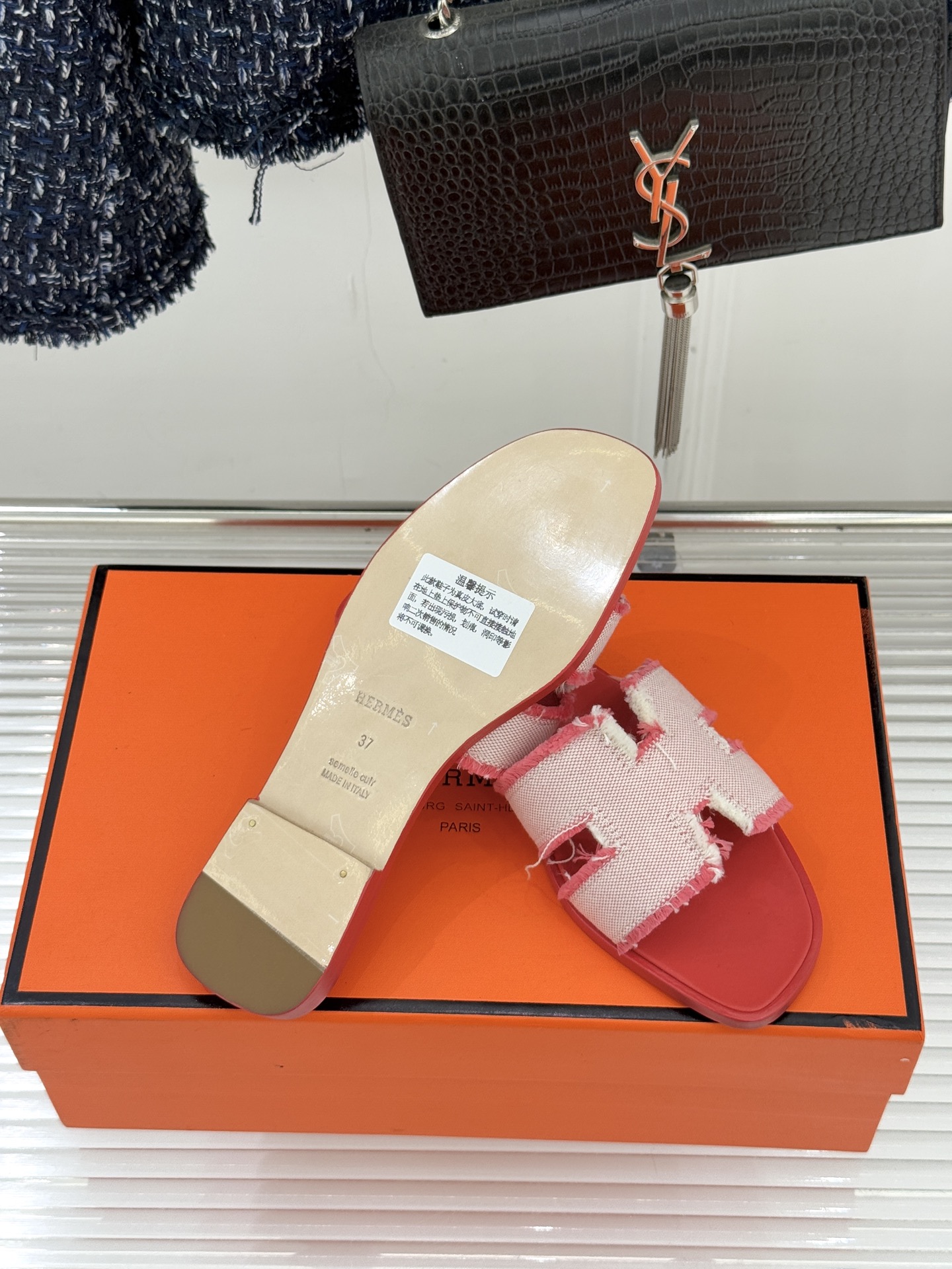 （配原版飞机盒）Hermès/爱马仕万年经典平底H凉鞋将简约美学与极致工艺完美融合。平底款式 回归舒适本