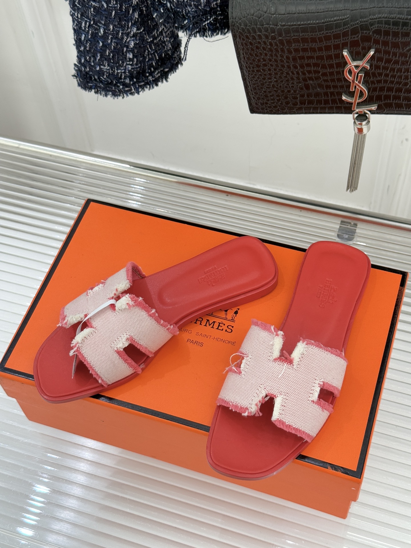 （配原版飞机盒）Hermès/爱马仕万年经典平底H凉鞋将简约美学与极致工艺完美融合。平底款式 回归舒适本