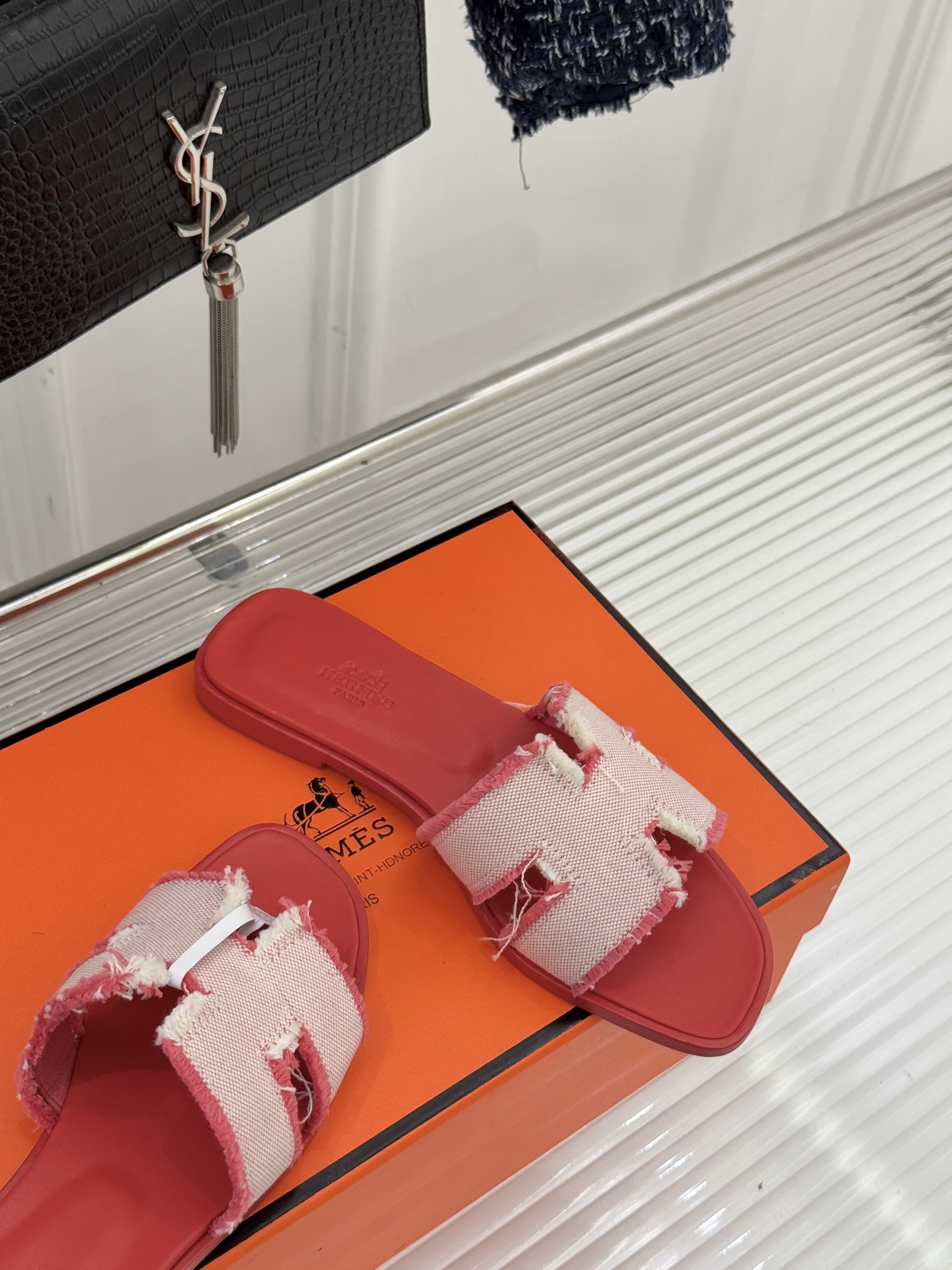 （配原版飞机盒）Hermès/爱马仕万年经典平底H凉鞋将简约美学与极致工艺完美融合。平底款式 回归舒适本