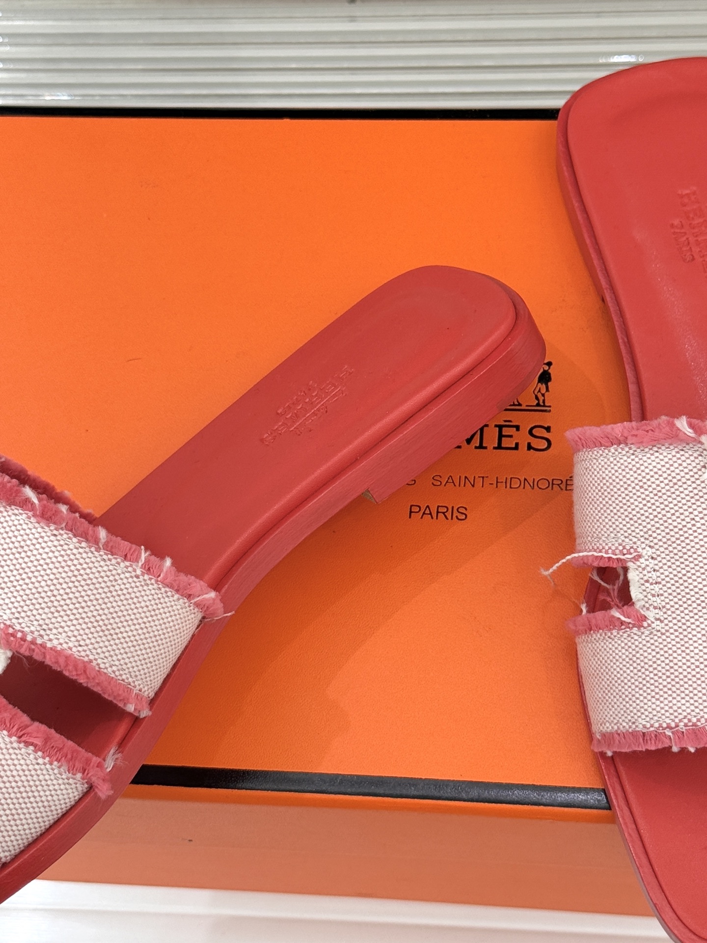 （配原版飞机盒）Hermès/爱马仕万年经典平底H凉鞋将简约美学与极致工艺完美融合。平底款式 回归舒适本