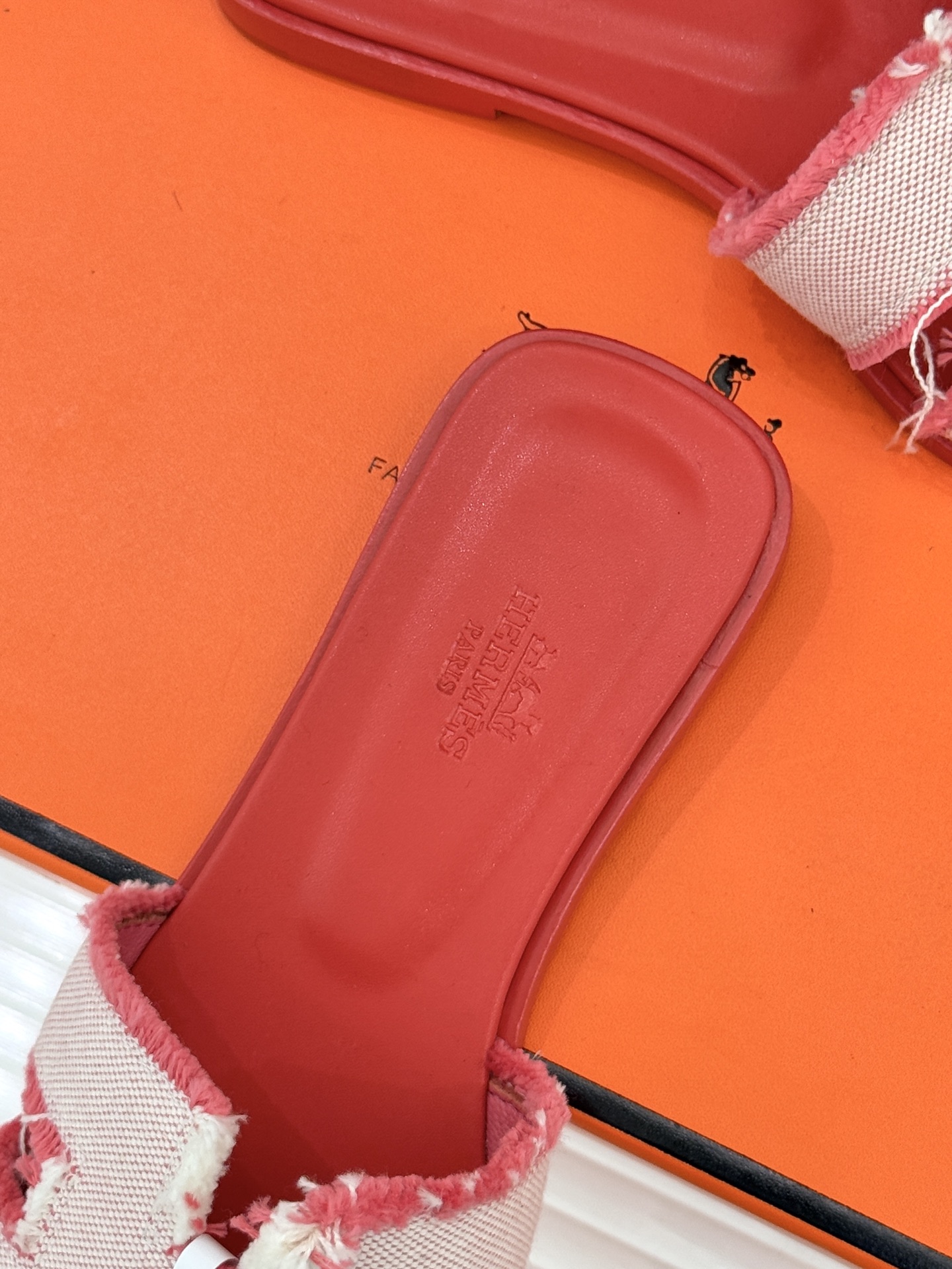 （配原版飞机盒）Hermès/爱马仕万年经典平底H凉鞋将简约美学与极致工艺完美融合。平底款式 回归舒适本