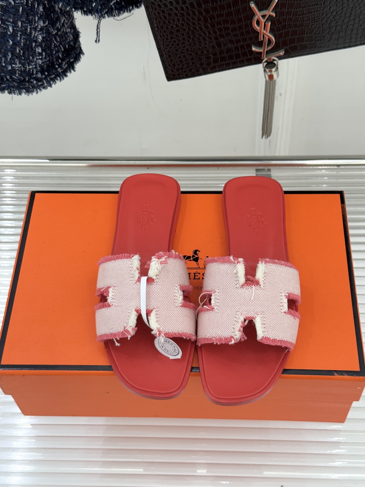 （配原版飞机盒）Hermès/爱马仕万年经典平底H凉鞋将简约美学与极致工艺完美融合。平底款式 回归舒适本